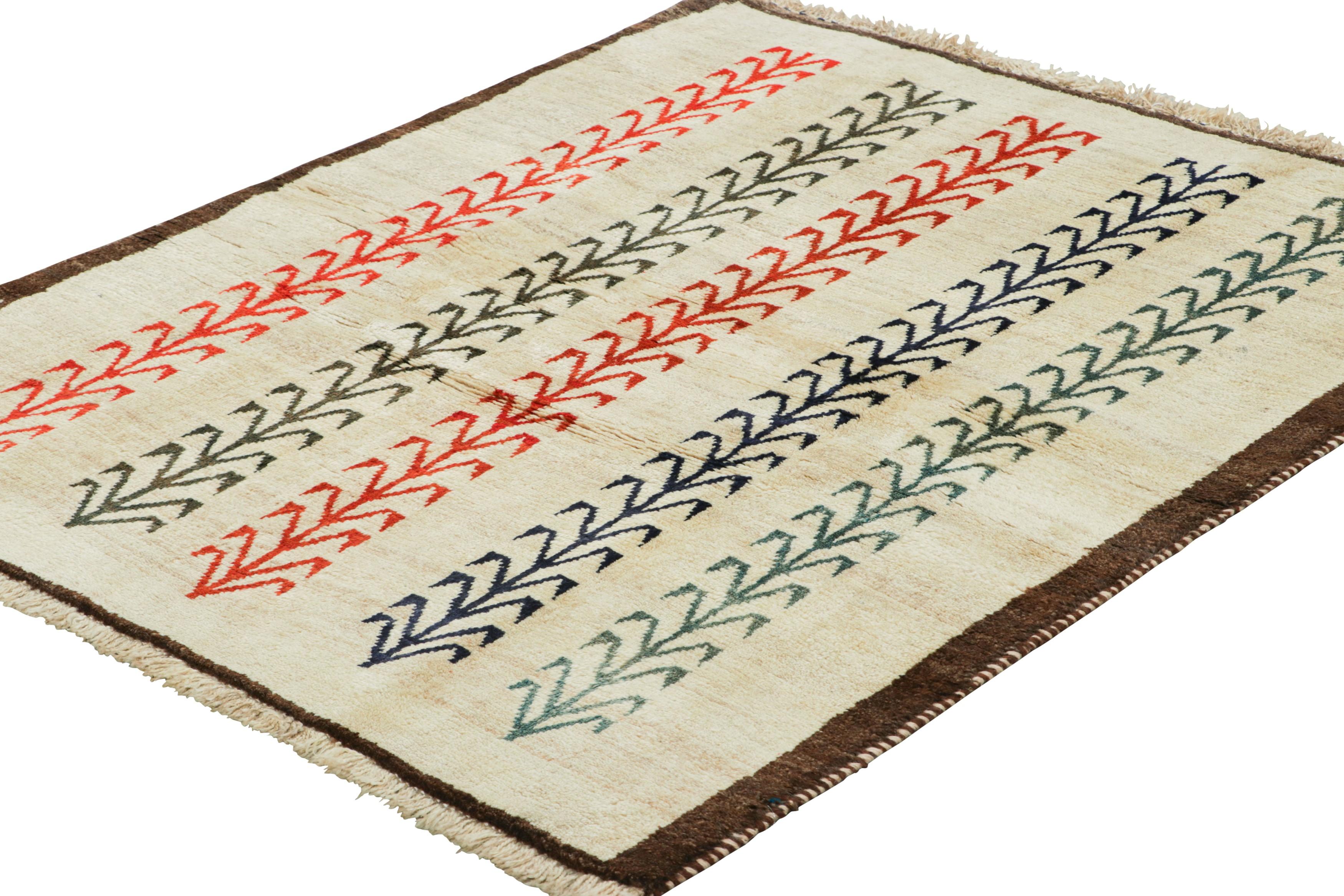 Vintage Gabbeh Perserteppich in Creme mit geometrischen Mustern - Rug & Kilim (Persisch) im Angebot