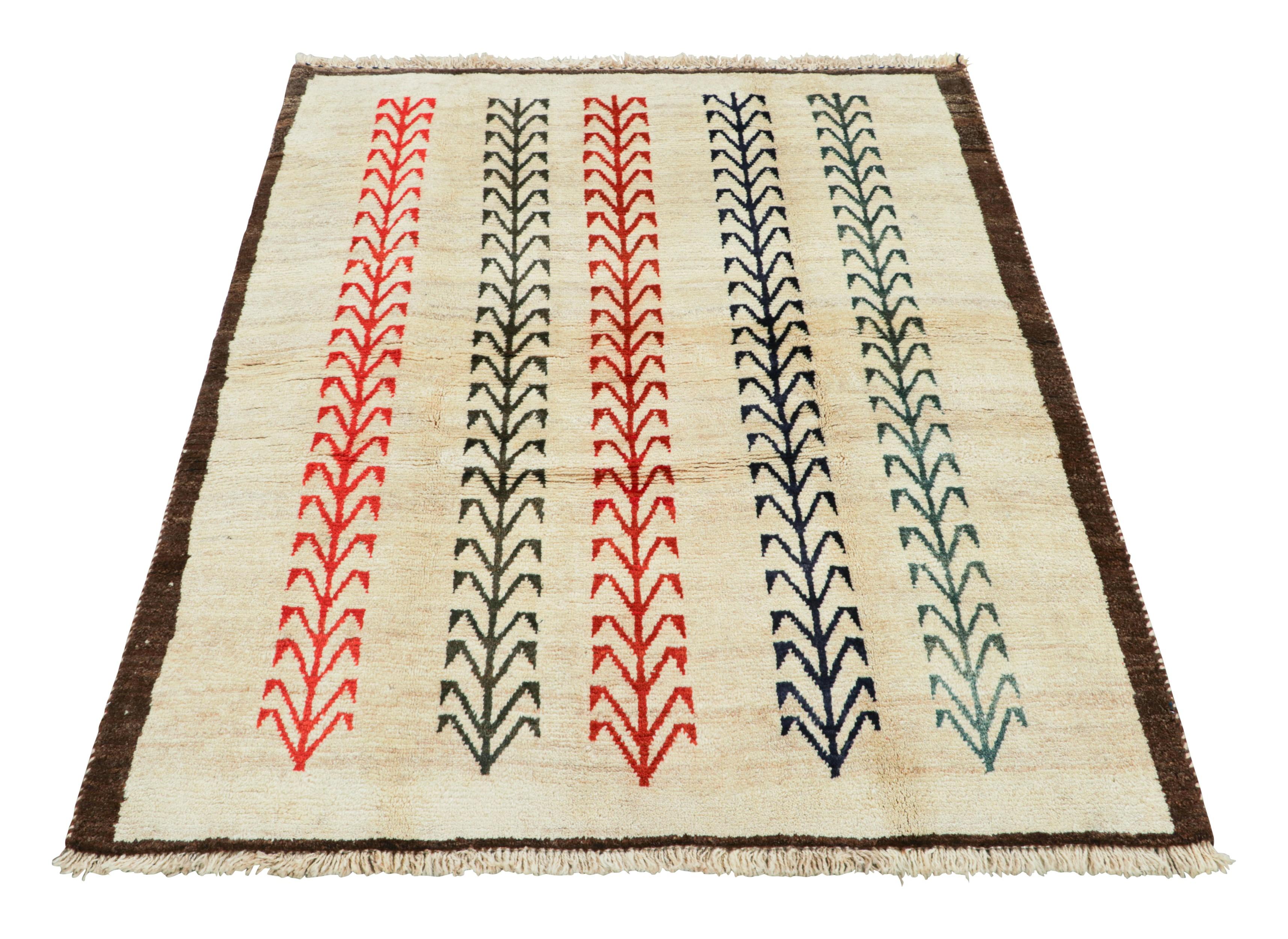 Vintage Gabbeh Perserteppich in Creme mit geometrischen Mustern - Rug & Kilim (Handgeknüpft) im Angebot