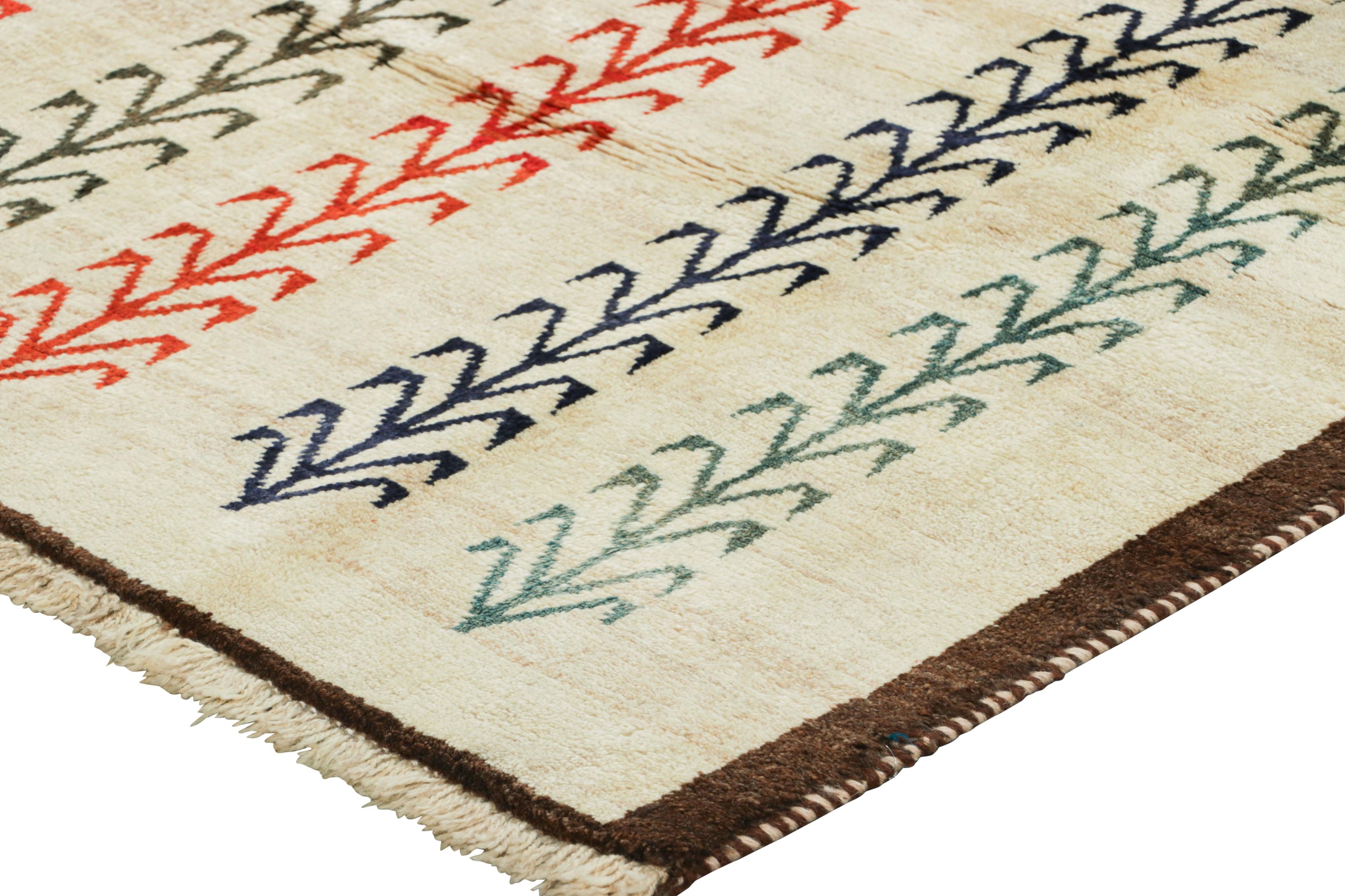 Vintage Gabbeh Perserteppich in Creme mit geometrischen Mustern - Rug & Kilim im Zustand „Gut“ im Angebot in Long Island City, NY