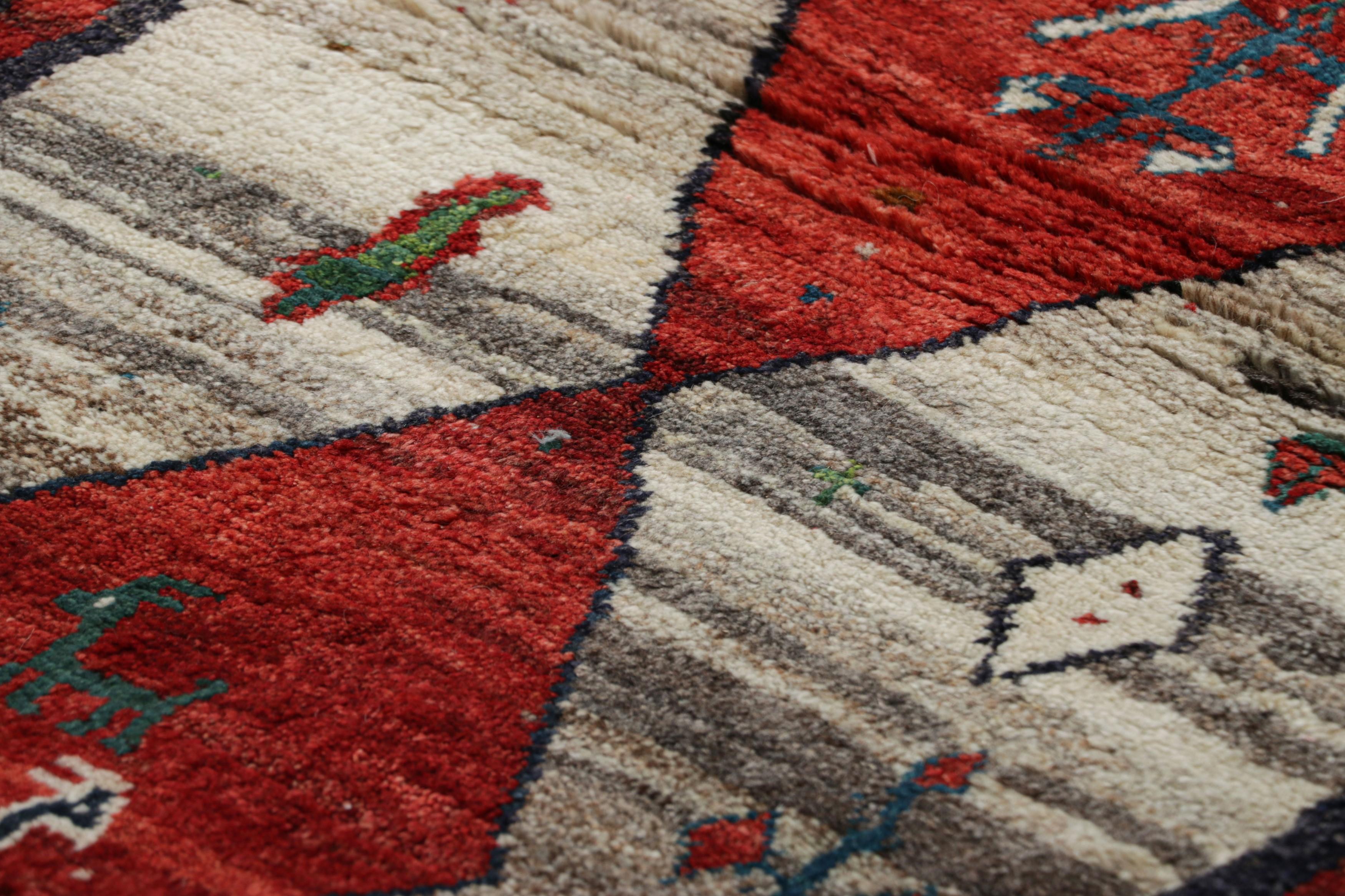 Questo tappeto persiano vintage 3x5 Gabbeh è l'ultima grande novità della curatela di Rug & Kilim, composta da pezzi tribali rari. Annodato a mano in lana verso il 1950-1960.

Sul design:

Questo affascinante tappeto Gabbeh vintage cattura lo