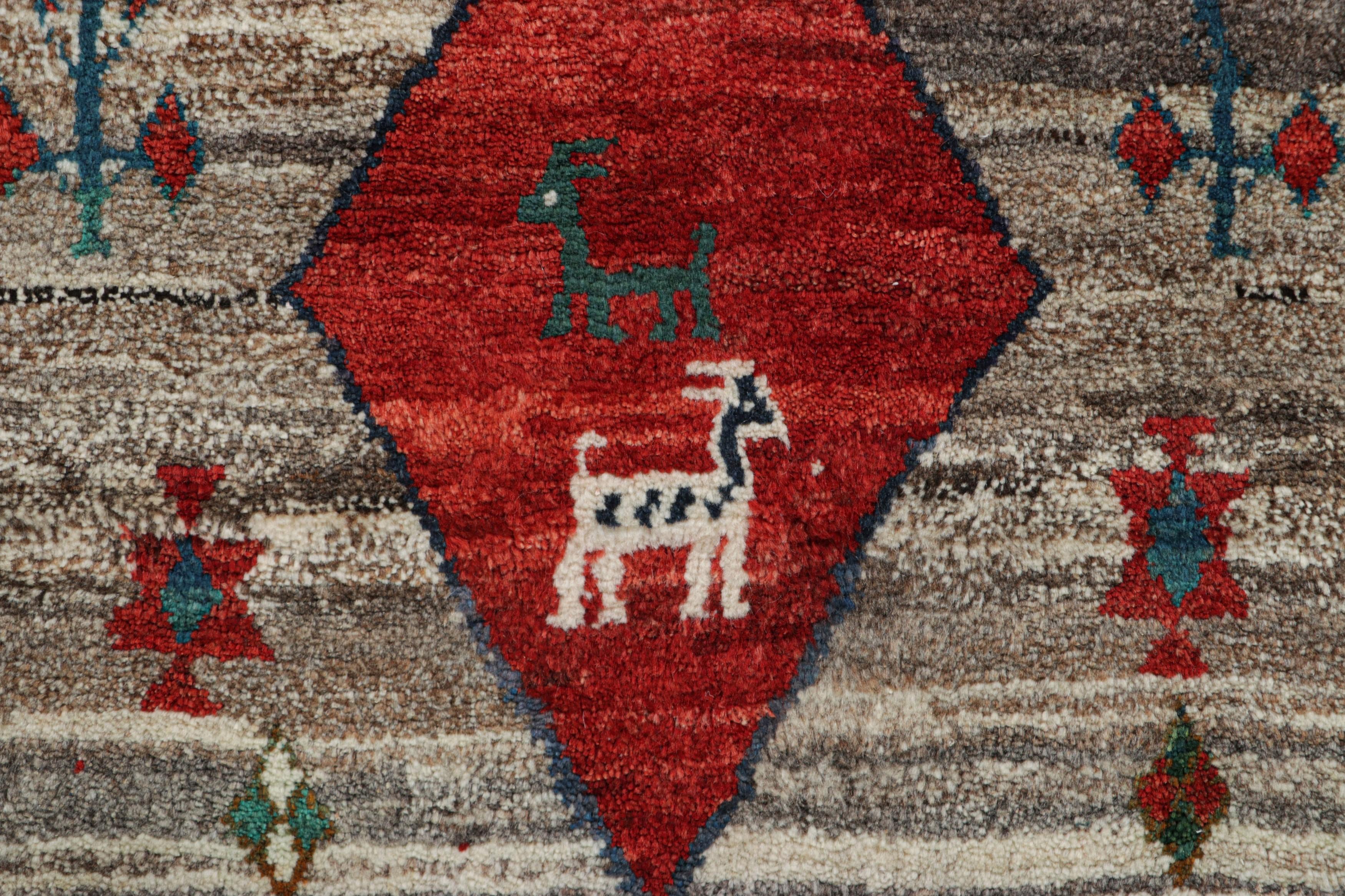 Tribale Tappeto persiano Gabbeh vintage in rosso e grigio con immagini di animali - Rug & Kilim in vendita
