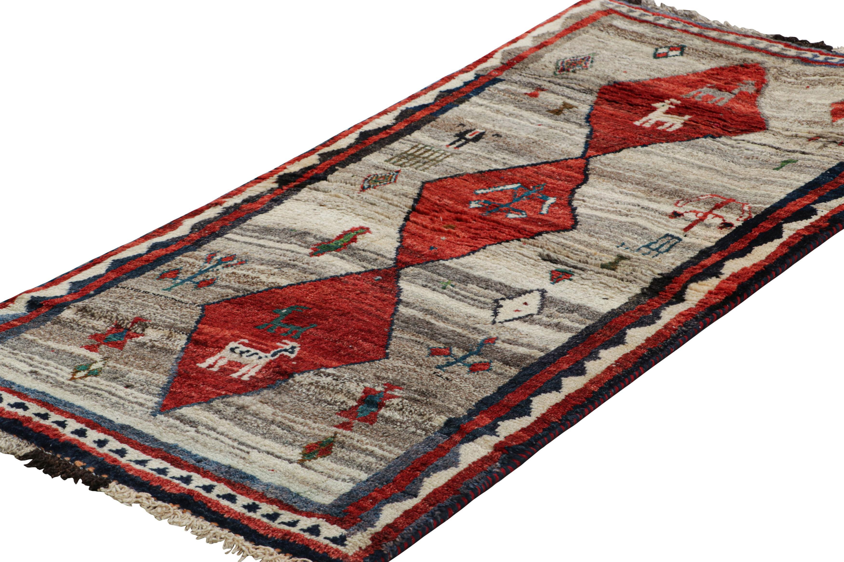 Persiano Tappeto persiano Gabbeh vintage in rosso e grigio con immagini di animali - Rug & Kilim in vendita