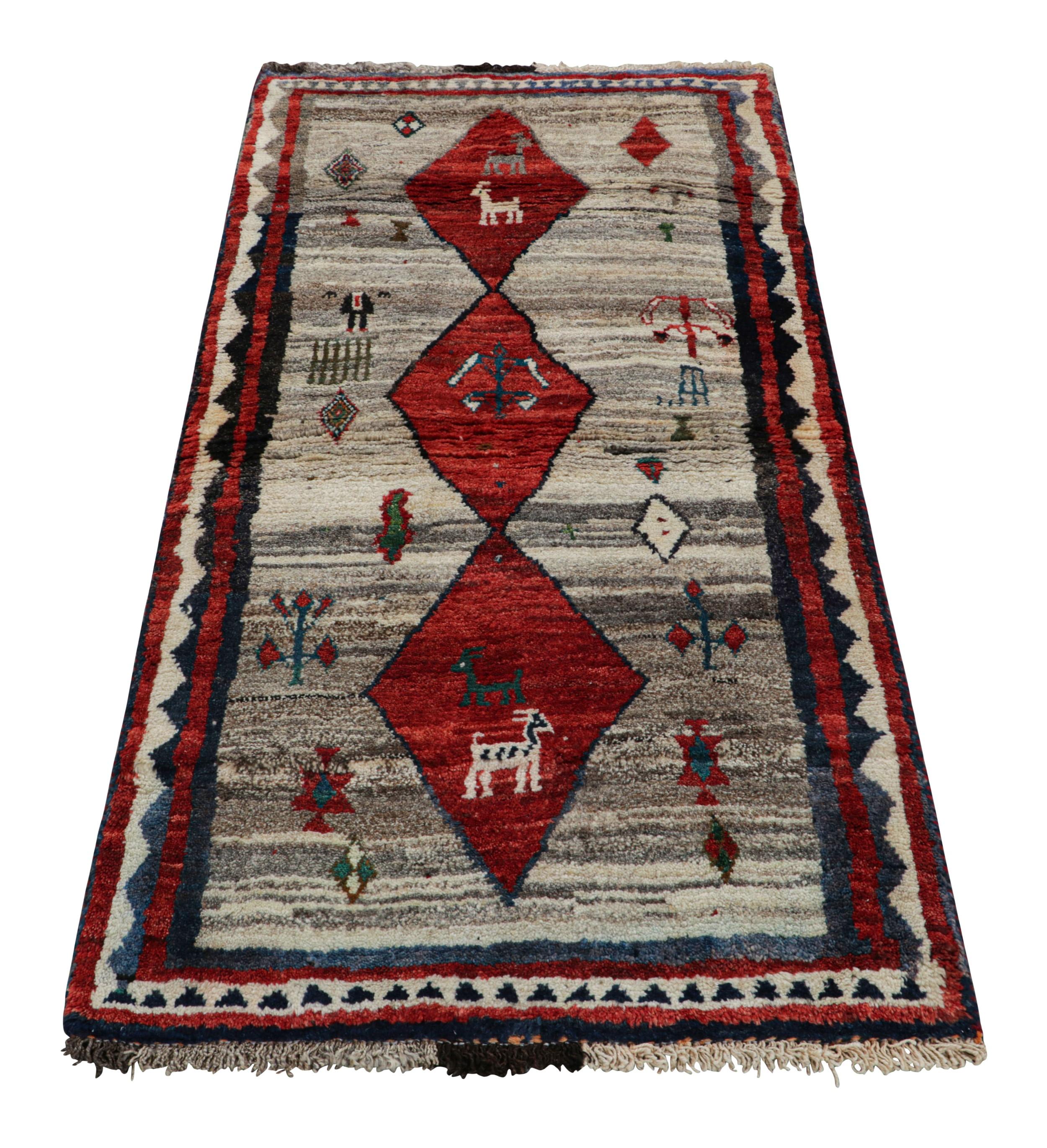Annodato a mano Tappeto persiano Gabbeh vintage in rosso e grigio con immagini di animali - Rug & Kilim in vendita