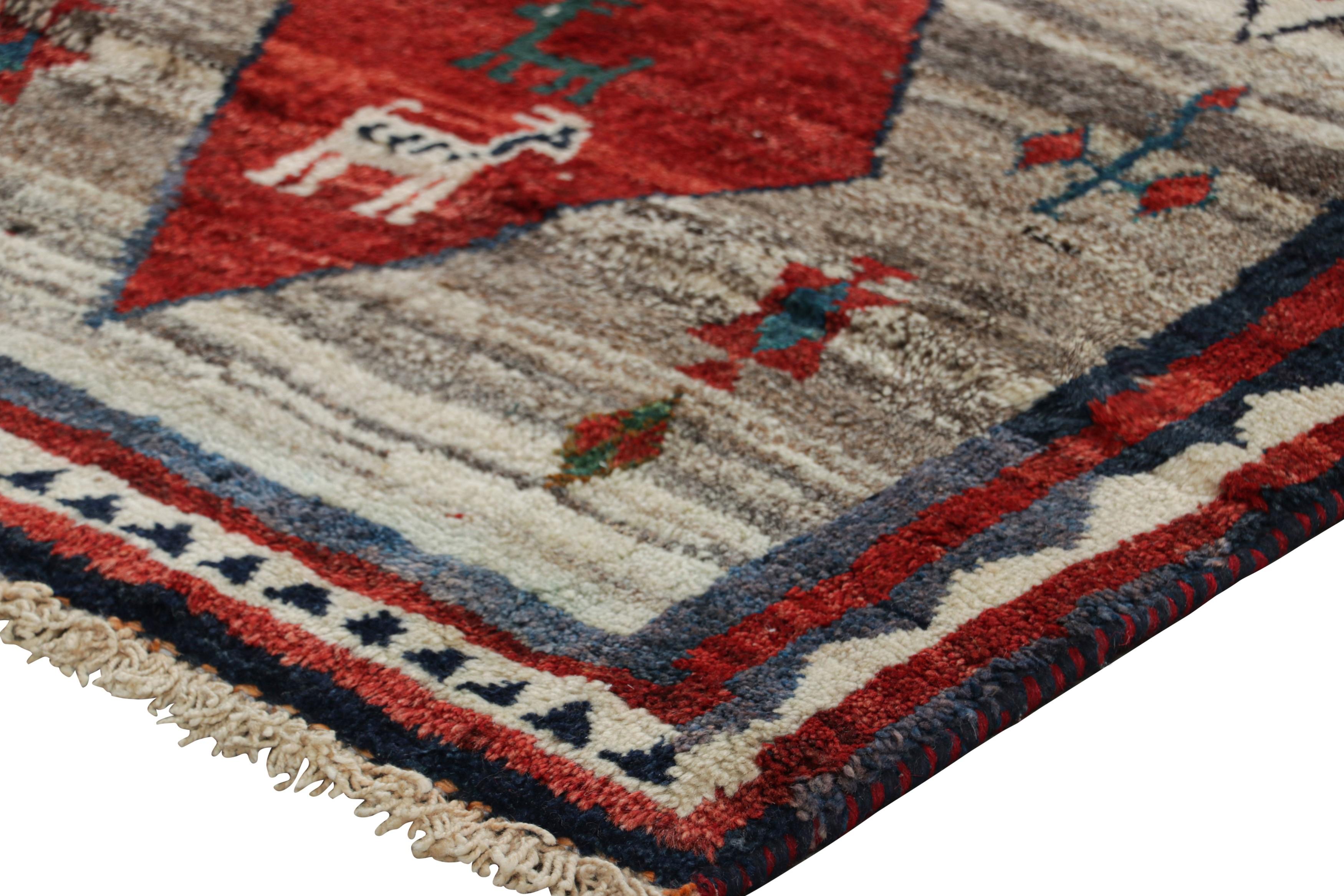 Tappeto persiano Gabbeh vintage in rosso e grigio con immagini di animali - Rug & Kilim In condizioni buone in vendita a Long Island City, NY