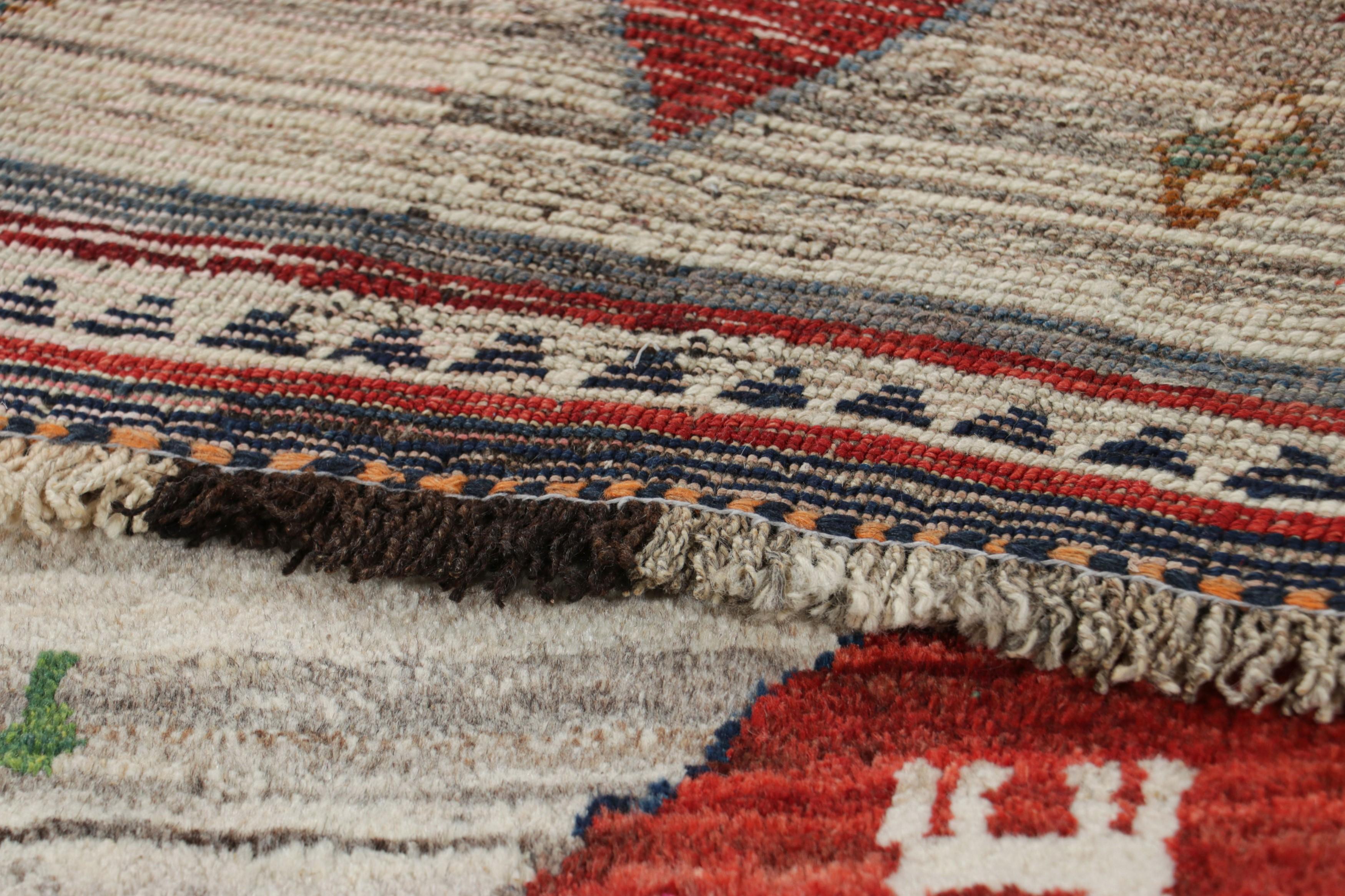Metà XX secolo Tappeto persiano Gabbeh vintage in rosso e grigio con immagini di animali - Rug & Kilim in vendita