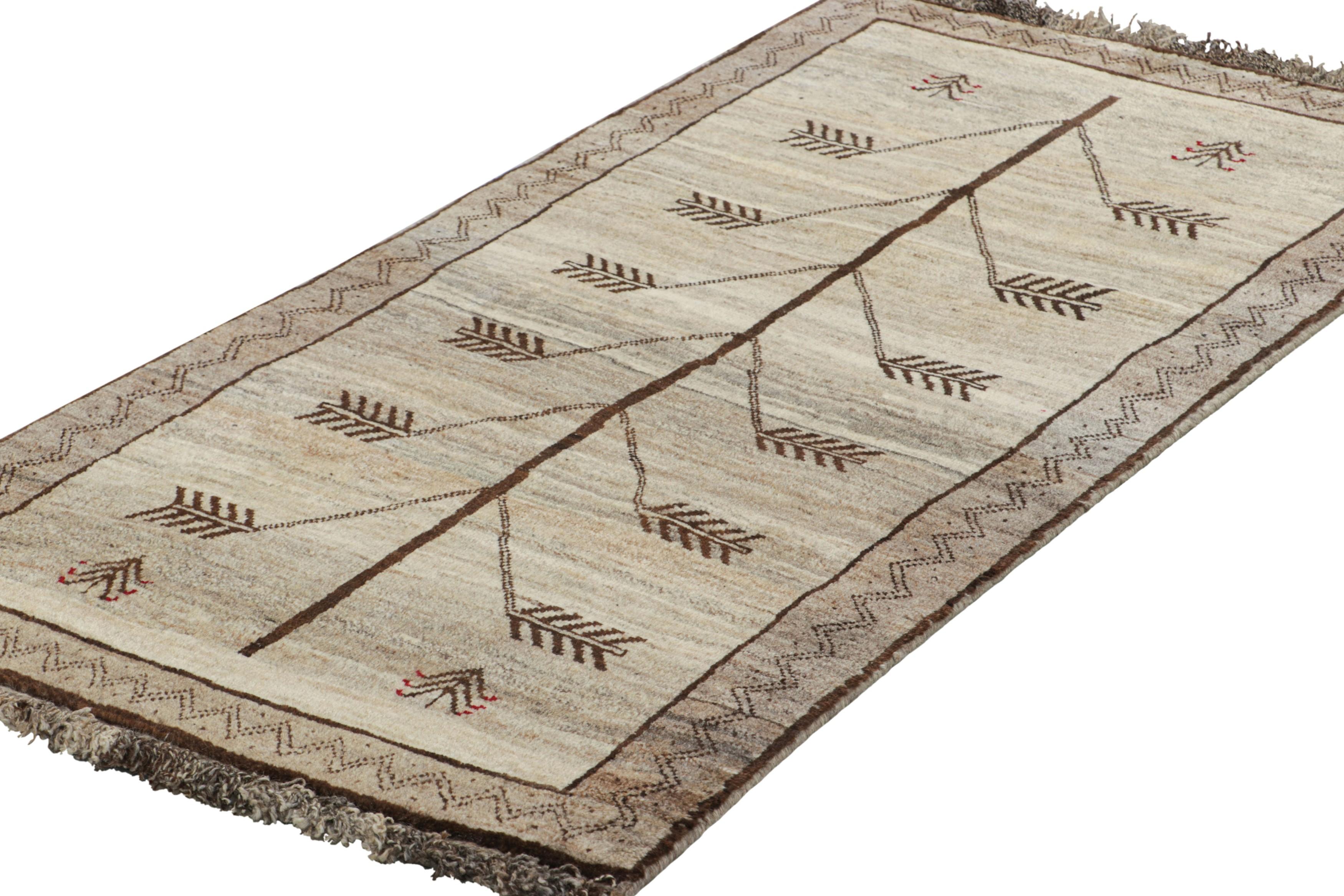 Perse Tapis persan vintage Gabbeh en taupe avec motifs géométriques - Rug & Kilim en vente
