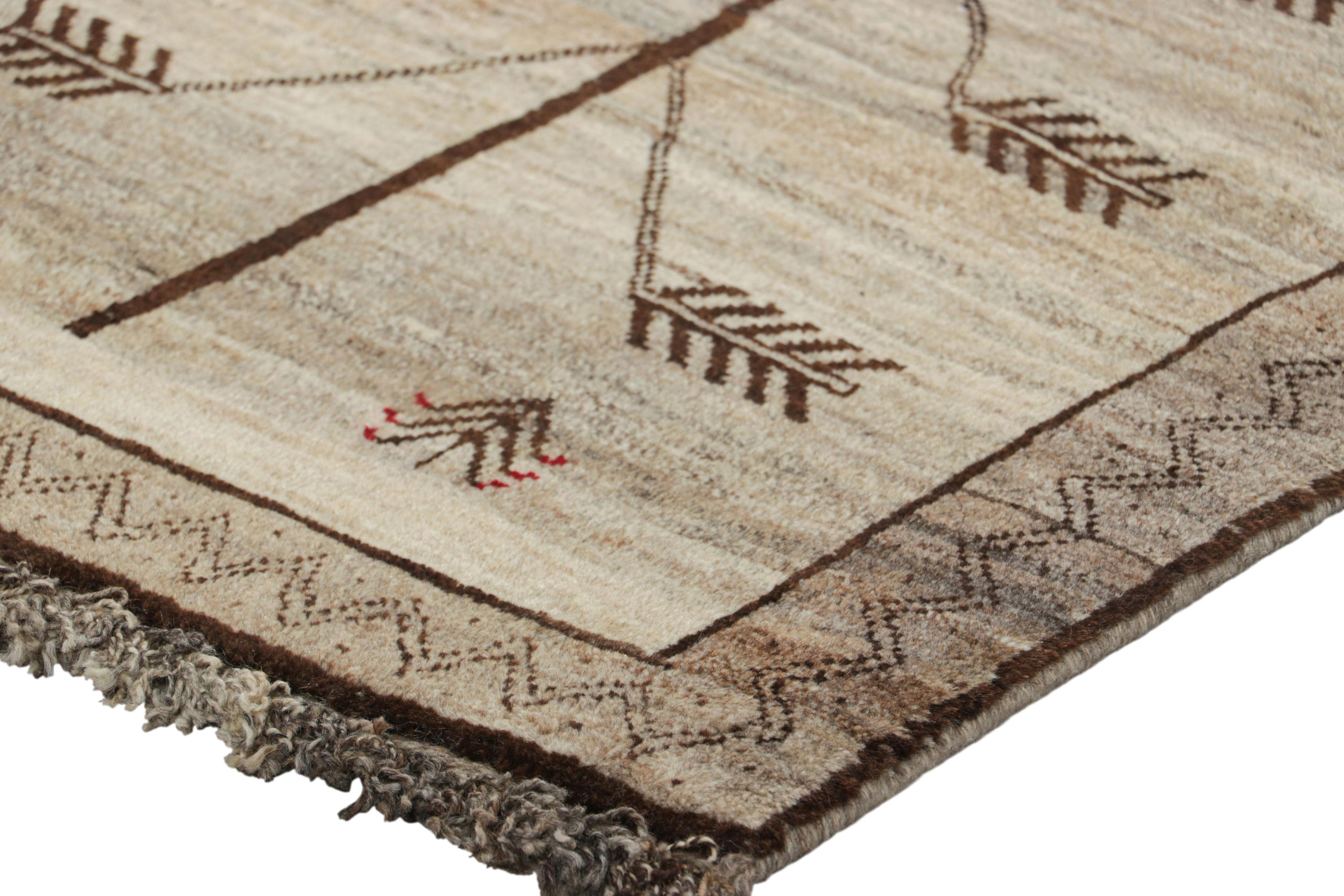 Tapis persan vintage Gabbeh en taupe avec motifs géométriques - Rug & Kilim Bon état - En vente à Long Island City, NY