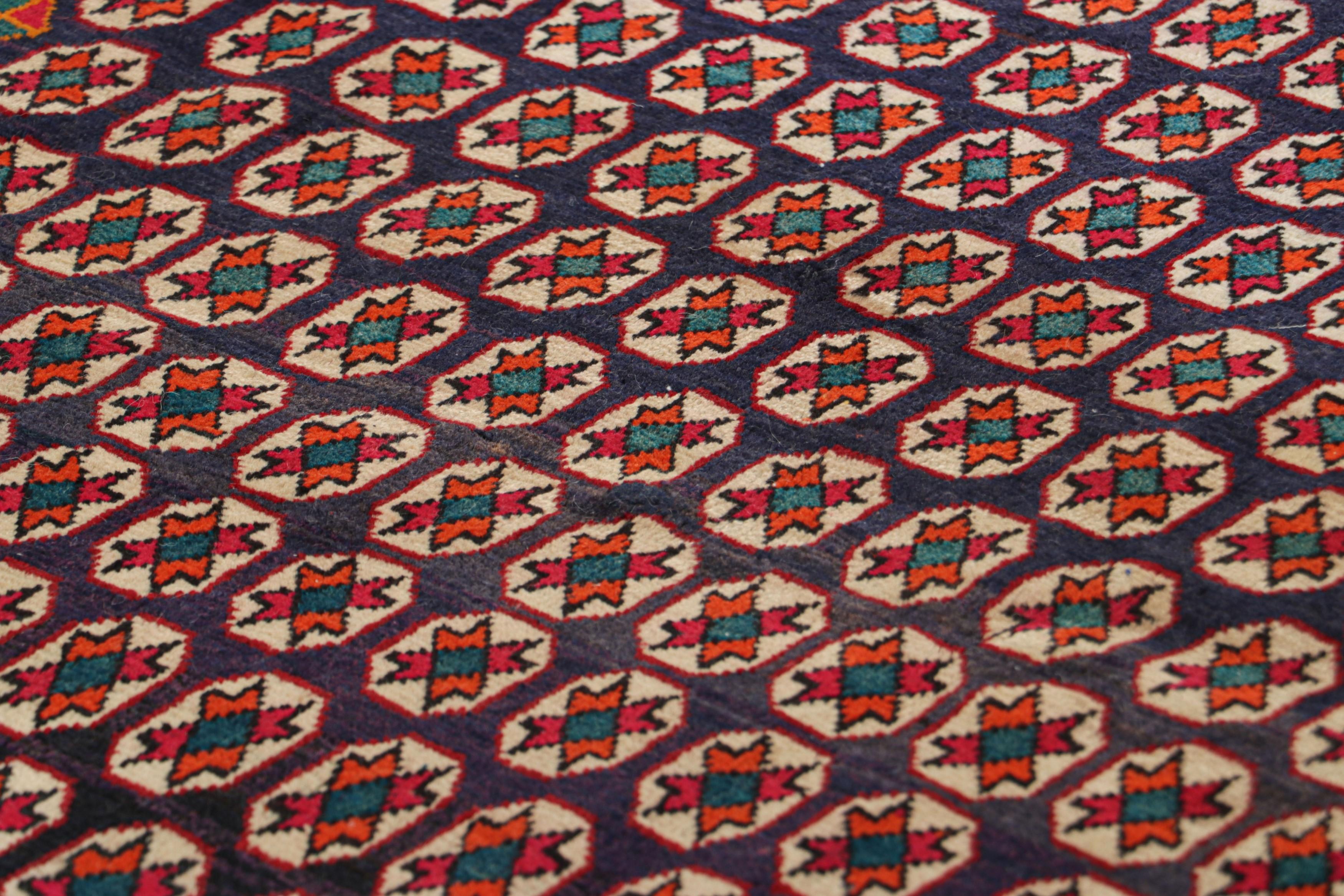 Esta alfombra persa Gabbeh vintage de 5x6 es la última incorporación a la colección de piezas tribales raras de Rug & Kilim. Anudado a mano en lana hacia 1950-1960.

Sobre el diseño: 

Sinfonía de color y simbolismo, esta alfombra Gabbeh vintage