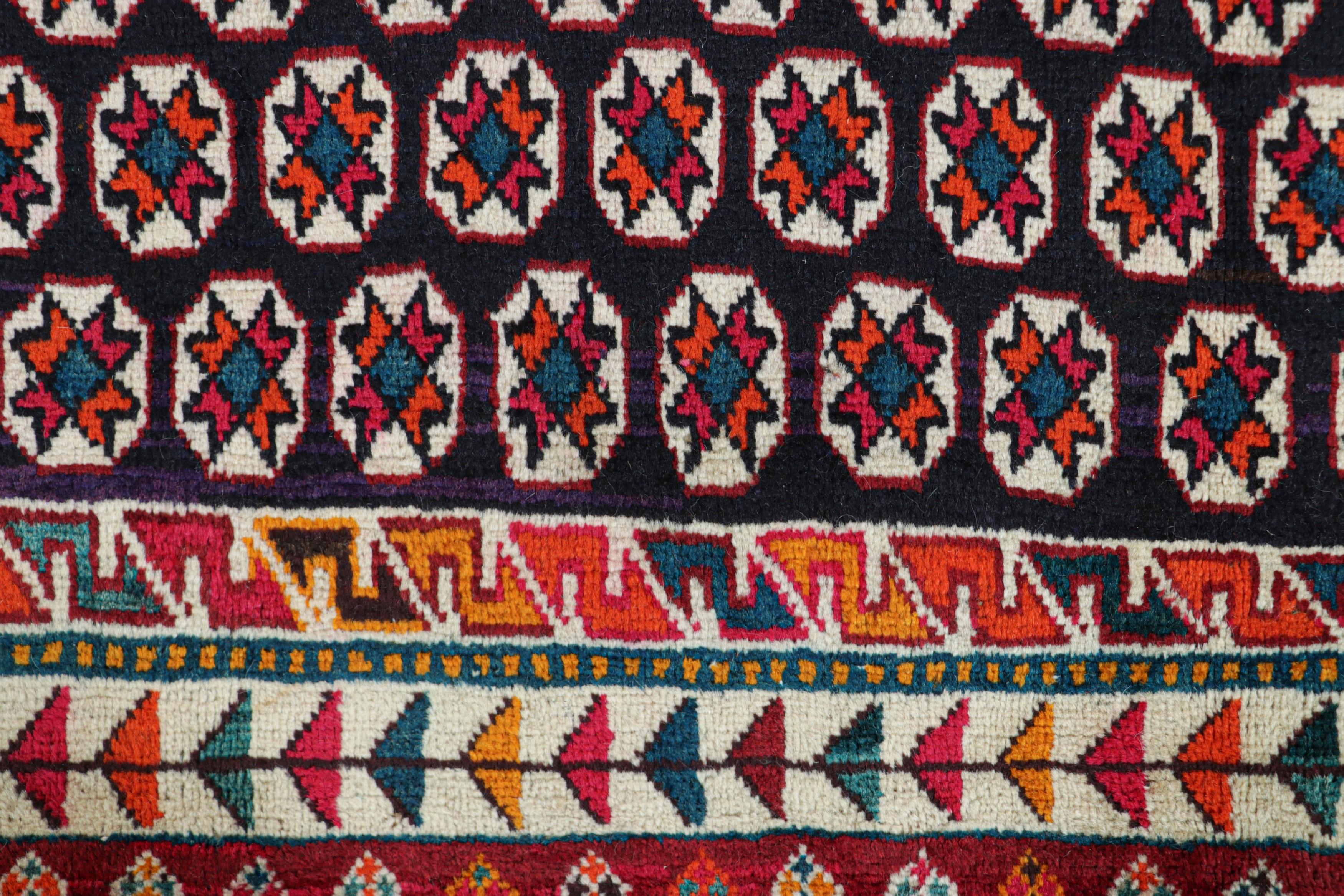 Alfombra persa Gabbeh vintage, índigo con vibrantes motivos geométricos - Rug & Kilim Tribal en venta