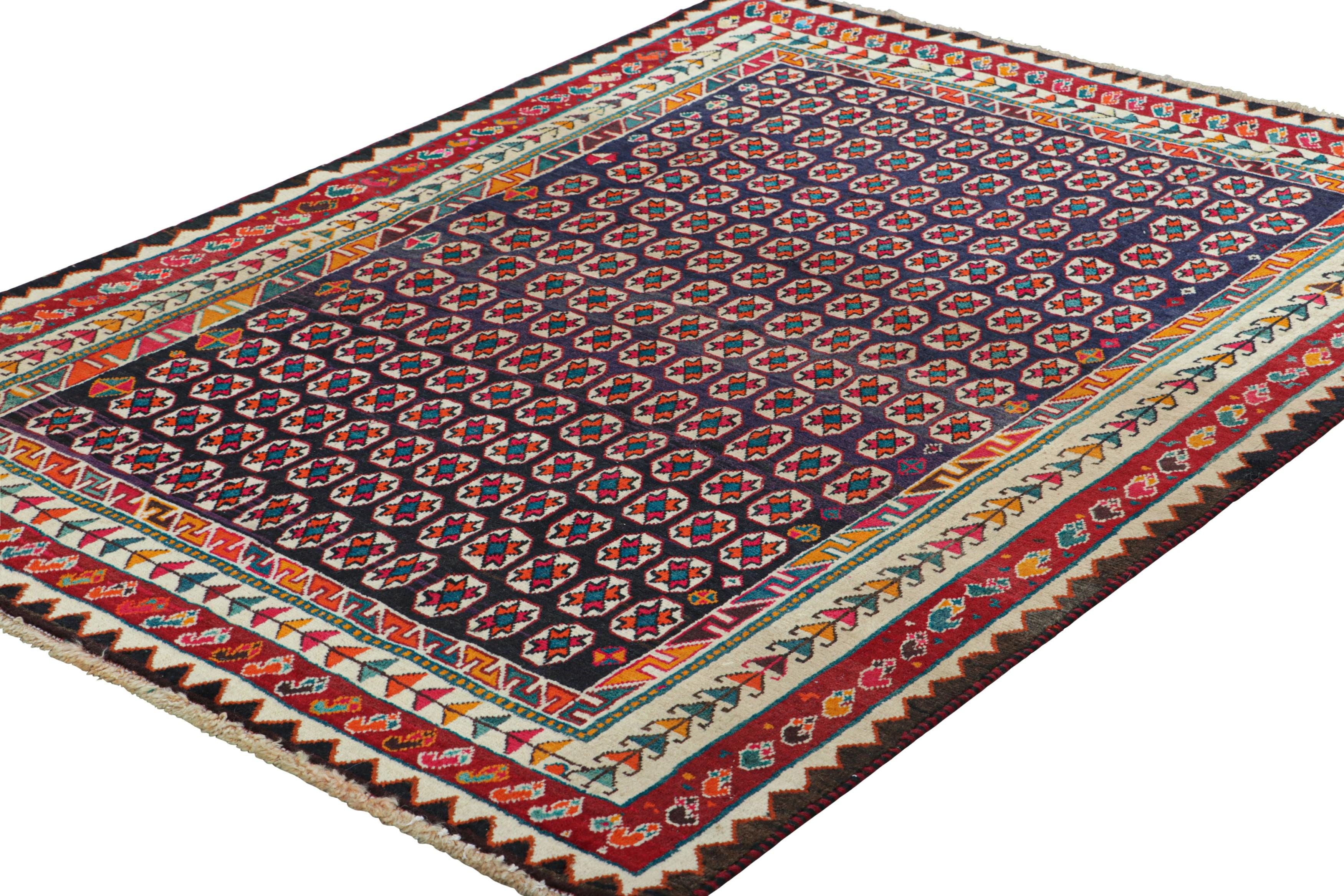 Alfombra persa Gabbeh vintage, índigo con vibrantes motivos geométricos - Rug & Kilim Persa en venta
