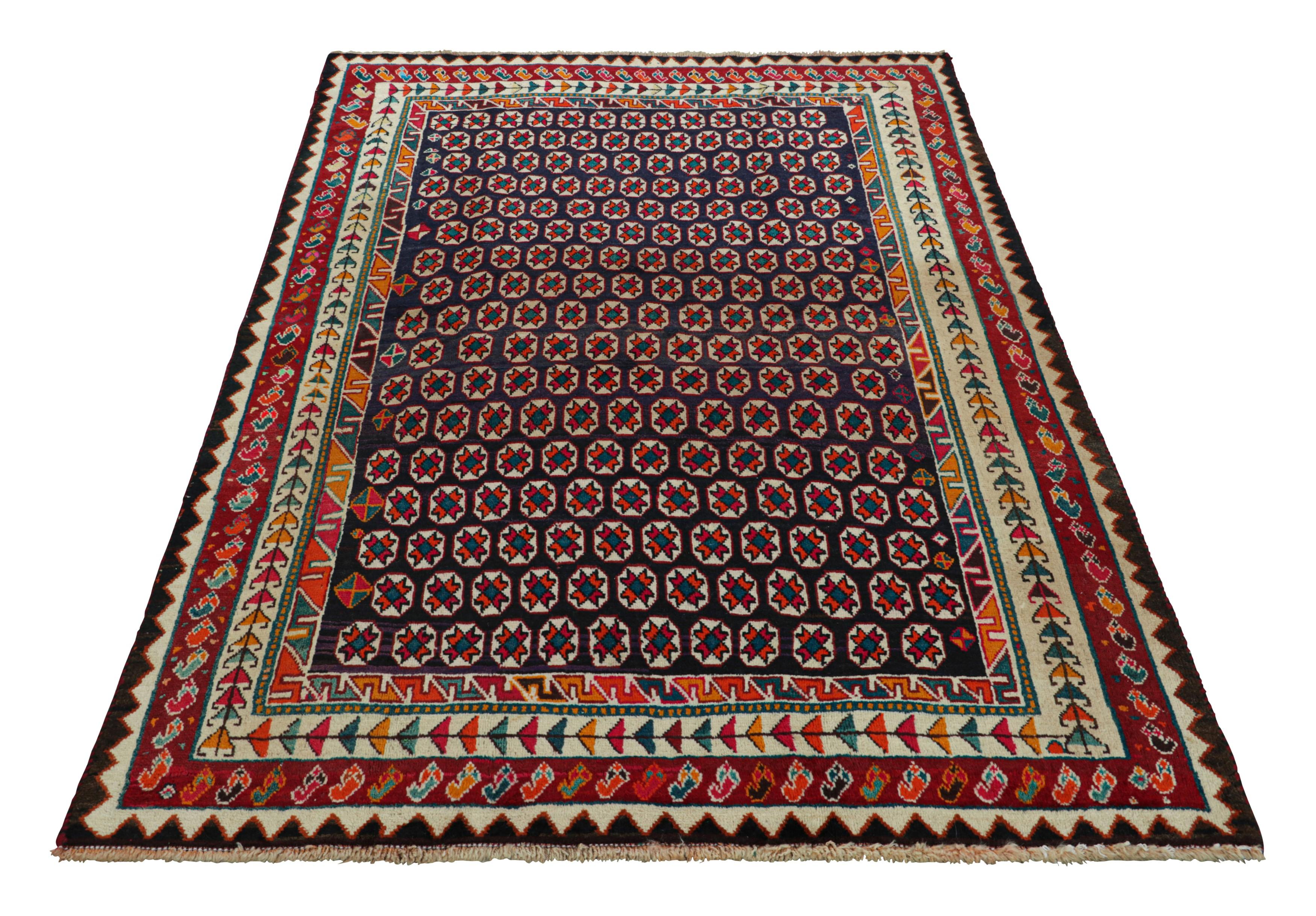 Alfombra persa Gabbeh vintage, índigo con vibrantes motivos geométricos - Rug & Kilim Anudado a mano en venta