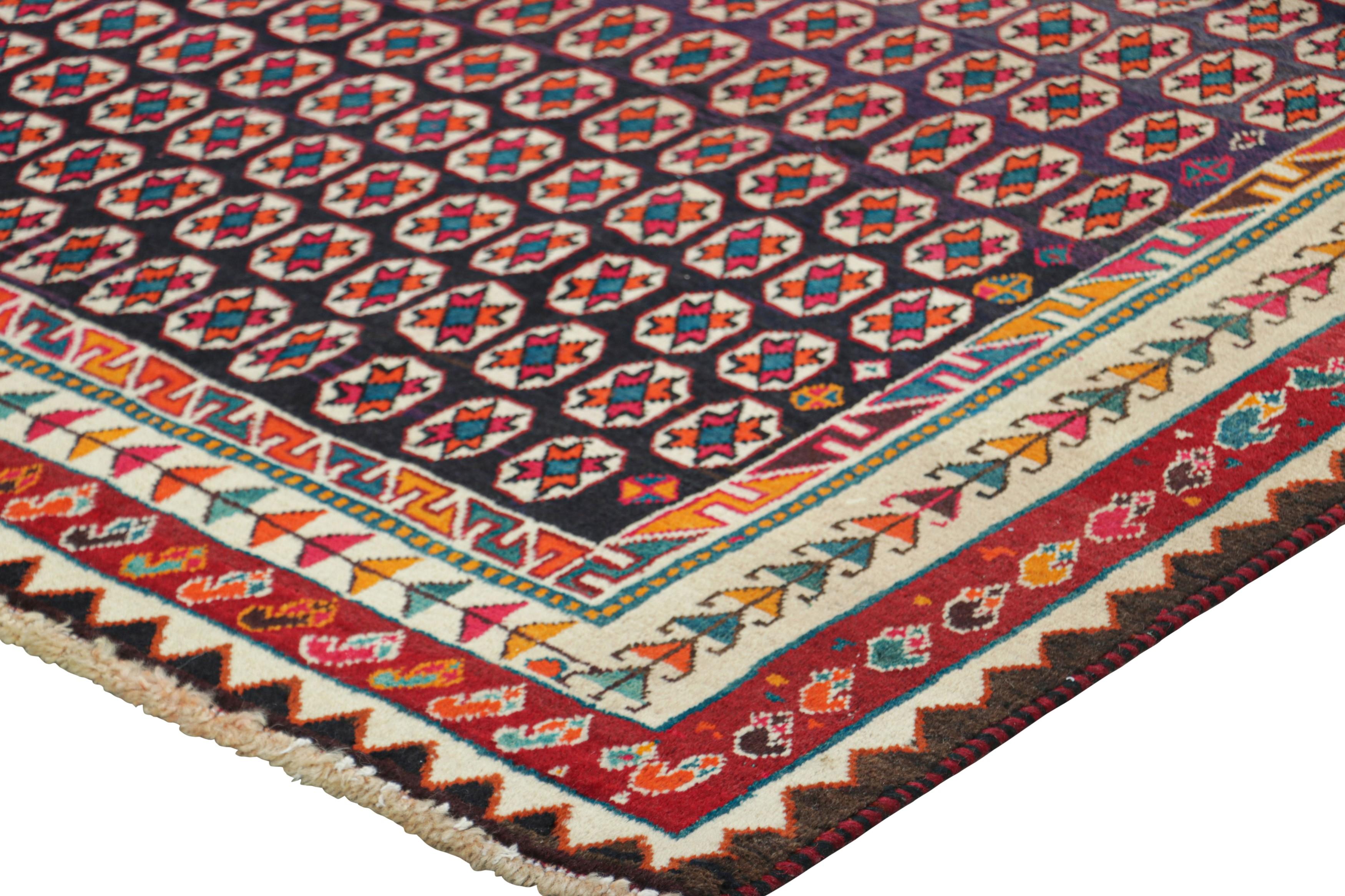 Alfombra persa Gabbeh vintage, índigo con vibrantes motivos geométricos - Rug & Kilim en Bueno estado para la venta en Long Island City, NY