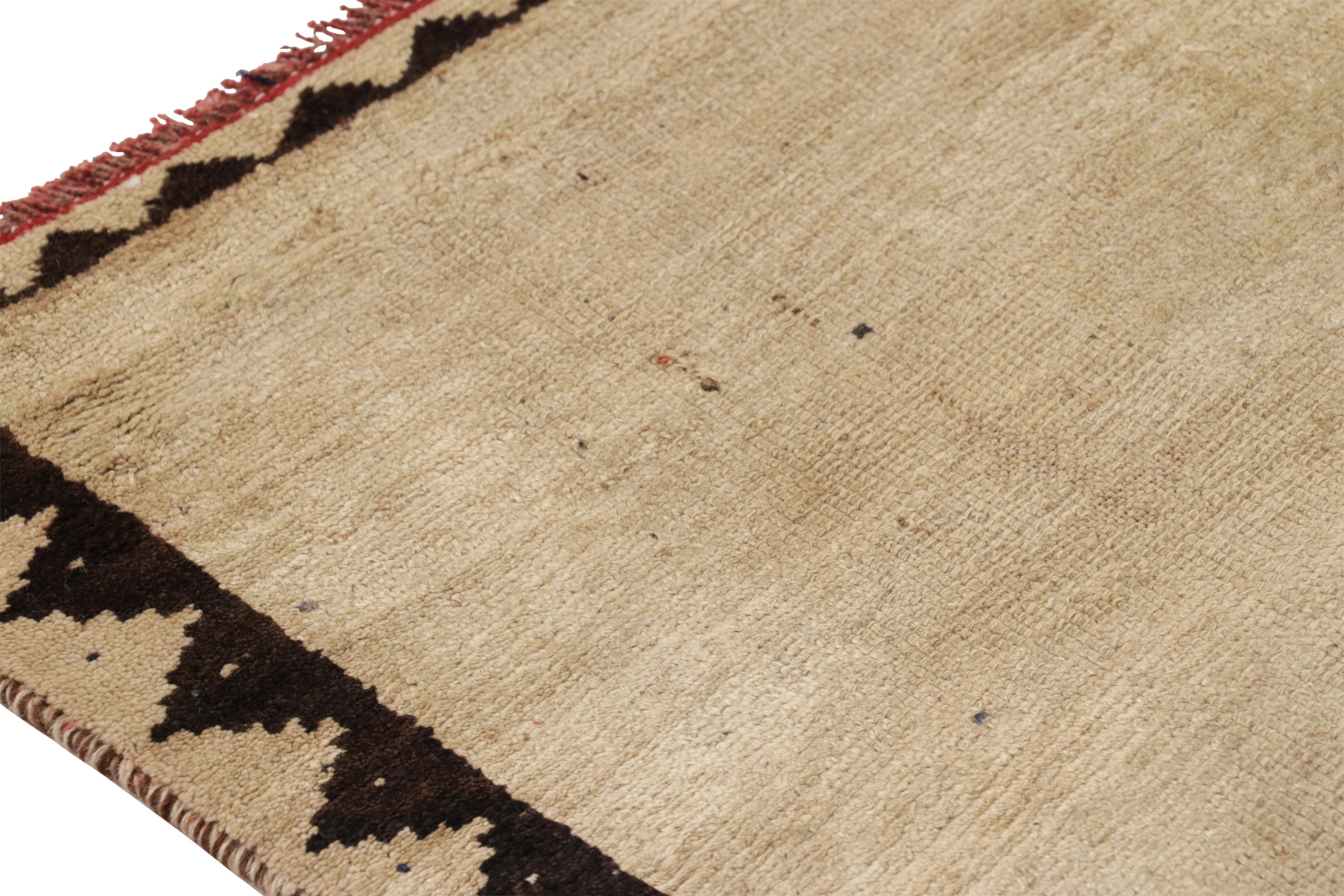 Vintage Gabbeh Perserteppich, offenes Feld mit Beige-Braun-Tönen - Rug & Kilim (Persisch) im Angebot
