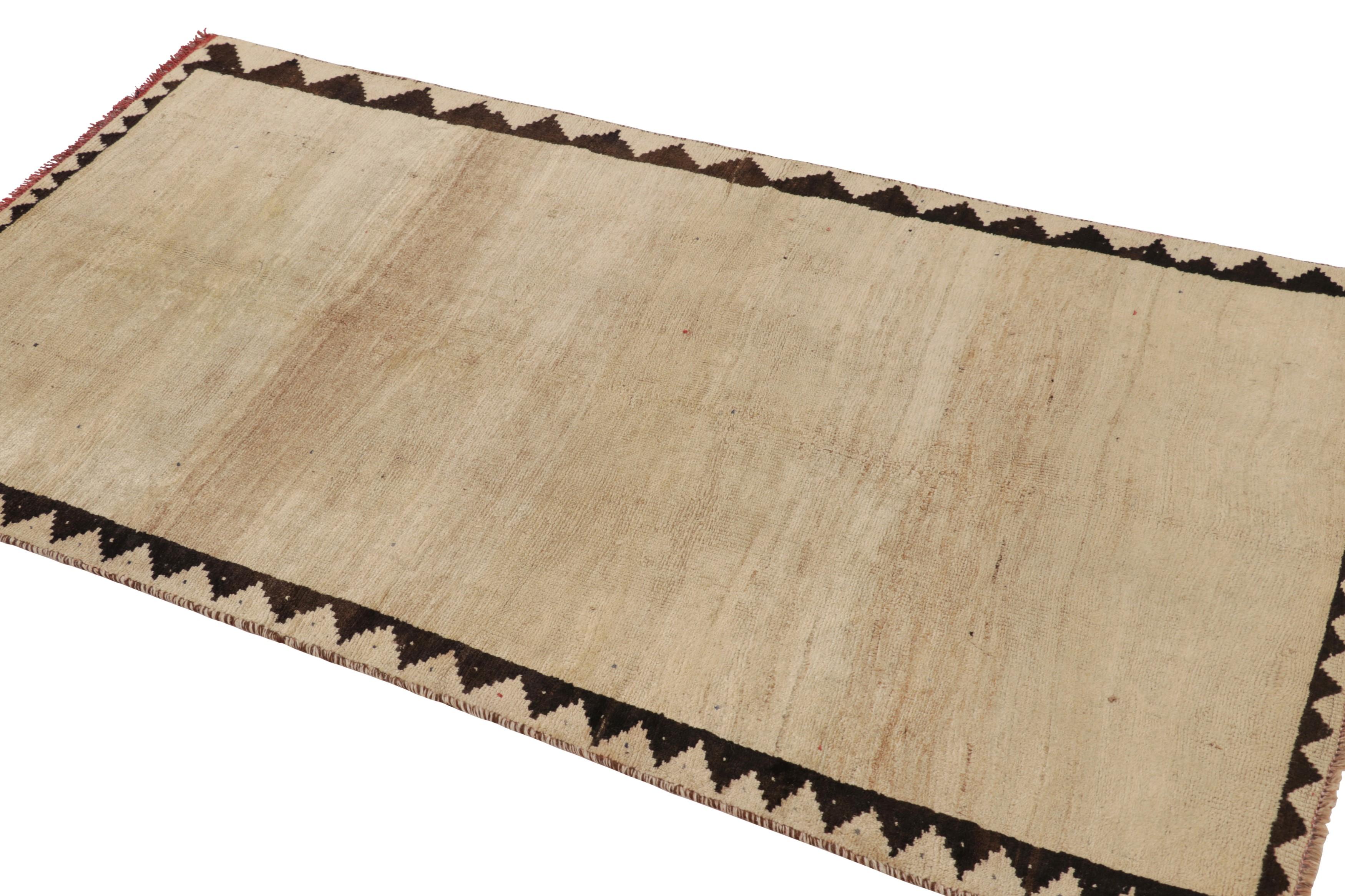 Vintage Gabbeh Perserteppich, offenes Feld mit Beige-Braun-Tönen - Rug & Kilim (Handgeknüpft) im Angebot