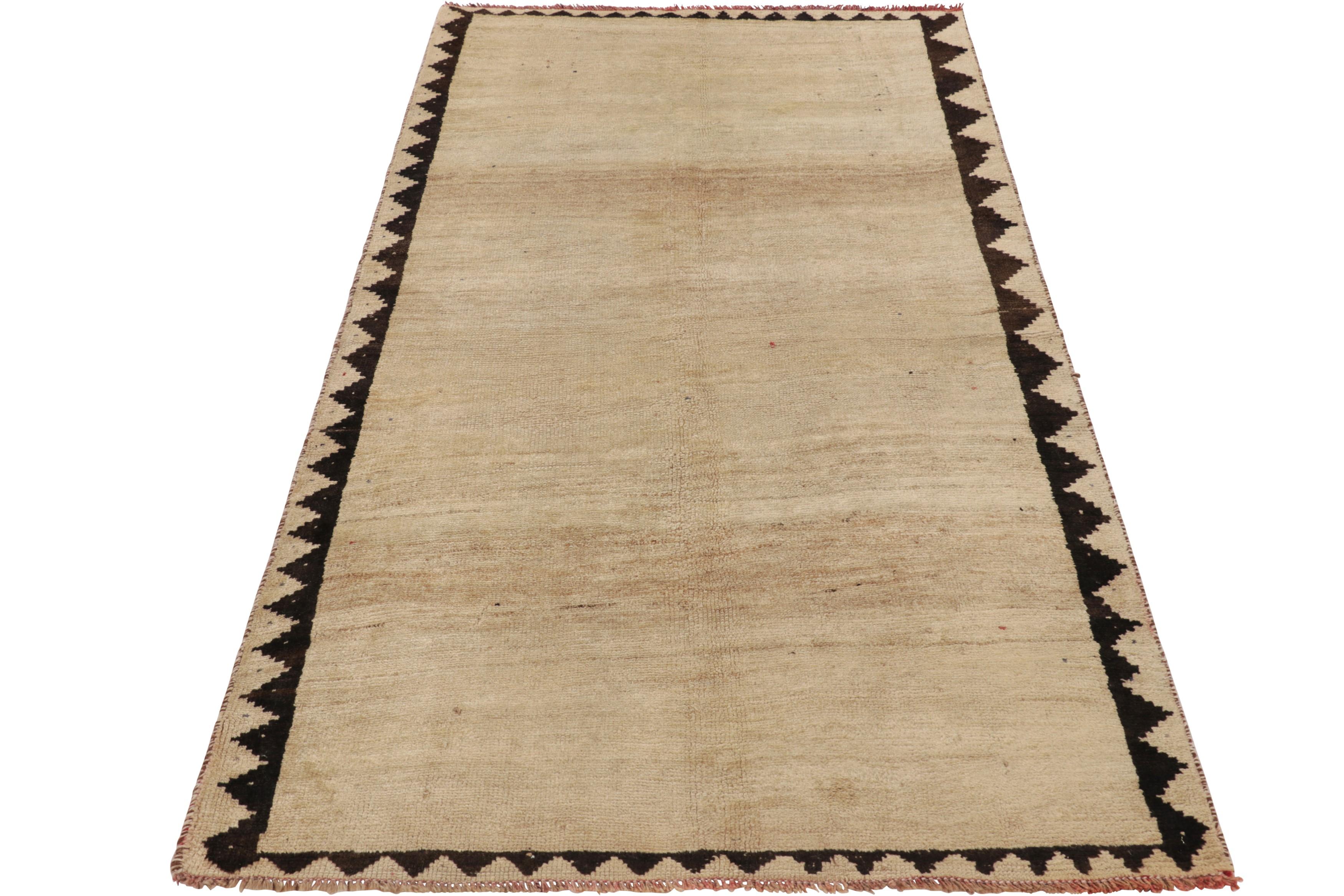 Vintage Gabbeh Perserteppich, offenes Feld mit Beige-Braun-Tönen - Rug & Kilim im Zustand „Hervorragend“ im Angebot in Long Island City, NY