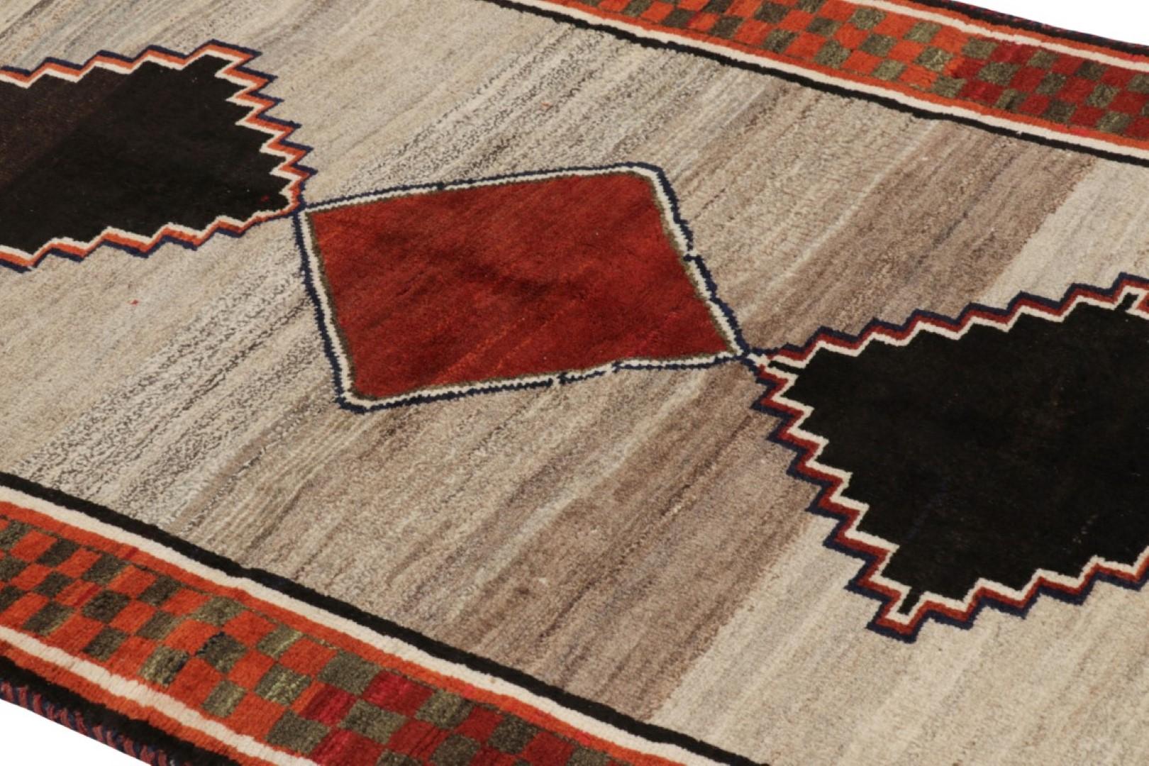 Esta alfombra persa Gabbeh vintage de 4x6 es la última gran incorporación a la colección de piezas tribales raras de Rug & Kilim. Anudado a mano en lana hacia 1950-1960.

Sobre el diseño: 

Esta atrevida y minimalista alfombra Gabbeh de mediados de