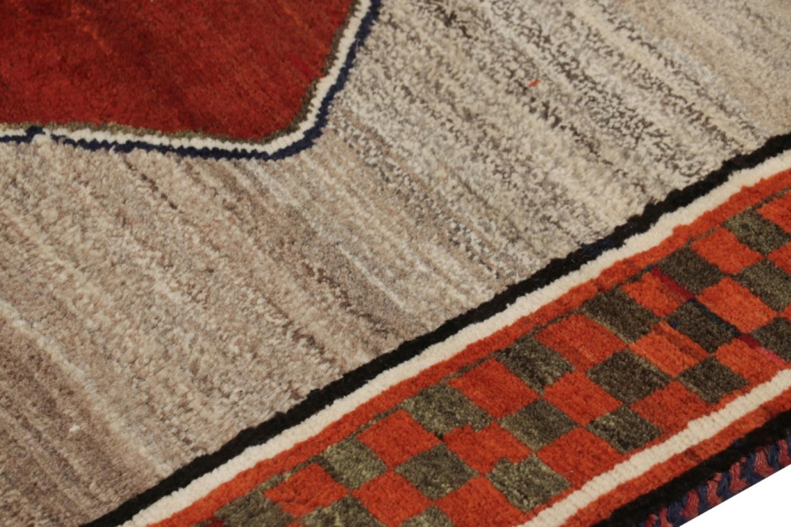Alfombra Persa Gabbeh Vintage, Roja y Negra con Medallones de Diamantes - Rug & Kilim Tribal en venta