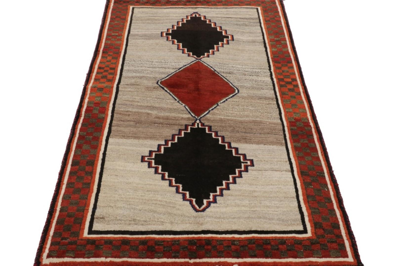 Alfombra Persa Gabbeh Vintage, Roja y Negra con Medallones de Diamantes - Rug & Kilim Anudado a mano en venta
