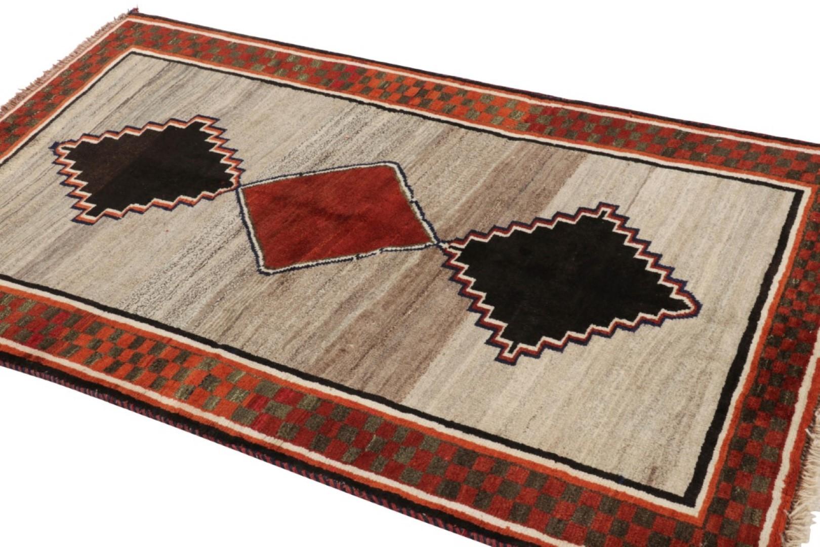 Alfombra Persa Gabbeh Vintage, Roja y Negra con Medallones de Diamantes - Rug & Kilim en Bueno estado para la venta en Long Island City, NY