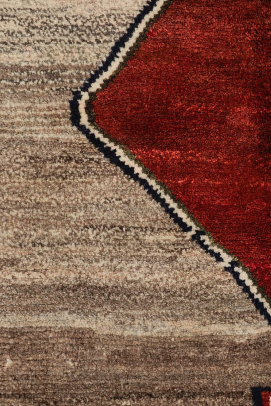 Alfombra Persa Gabbeh Vintage, Roja y Negra con Medallones de Diamantes - Rug & Kilim mediados del siglo XX en venta