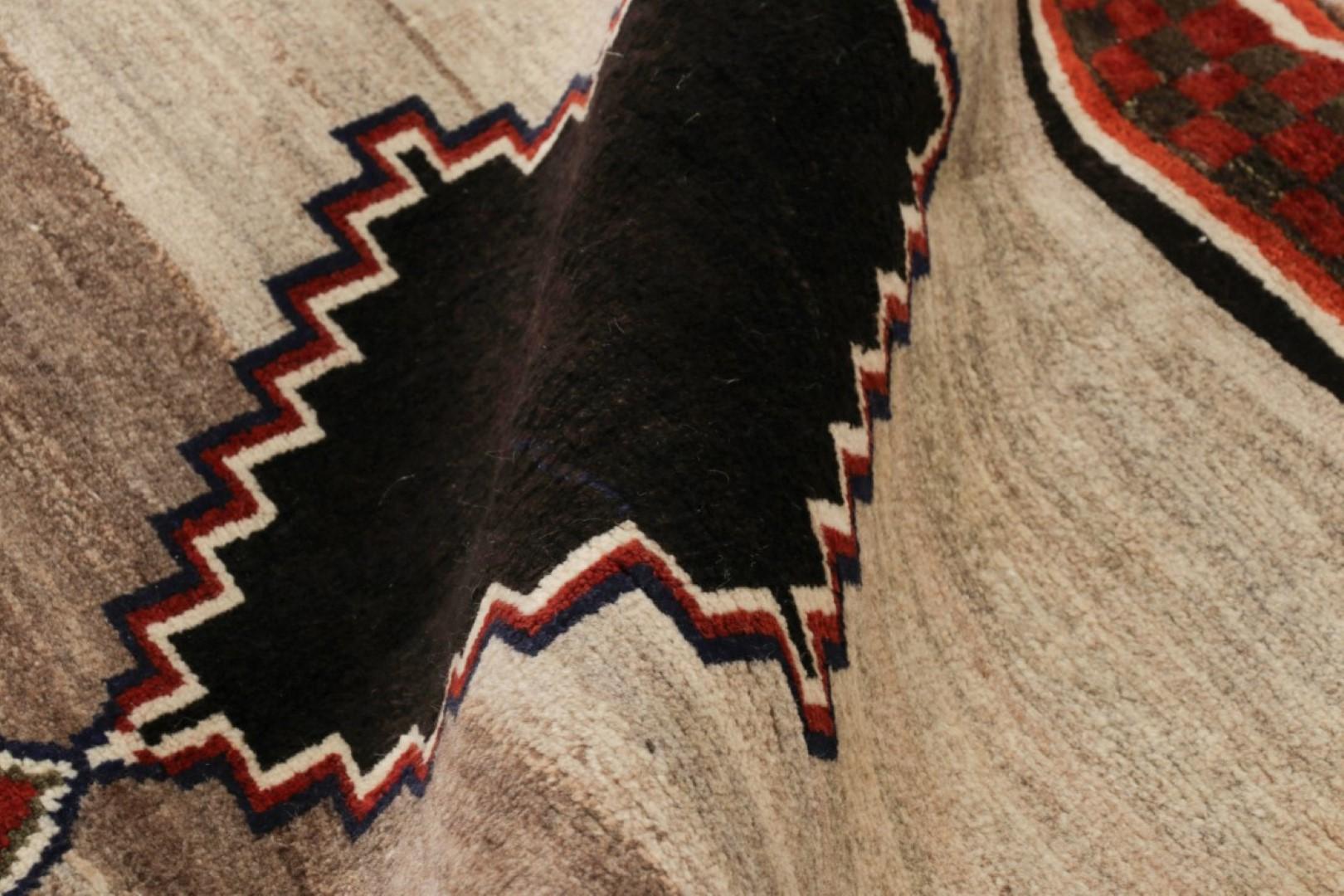 Alfombra Persa Gabbeh Vintage, Roja y Negra con Medallones de Diamantes - Rug & Kilim Lana en venta