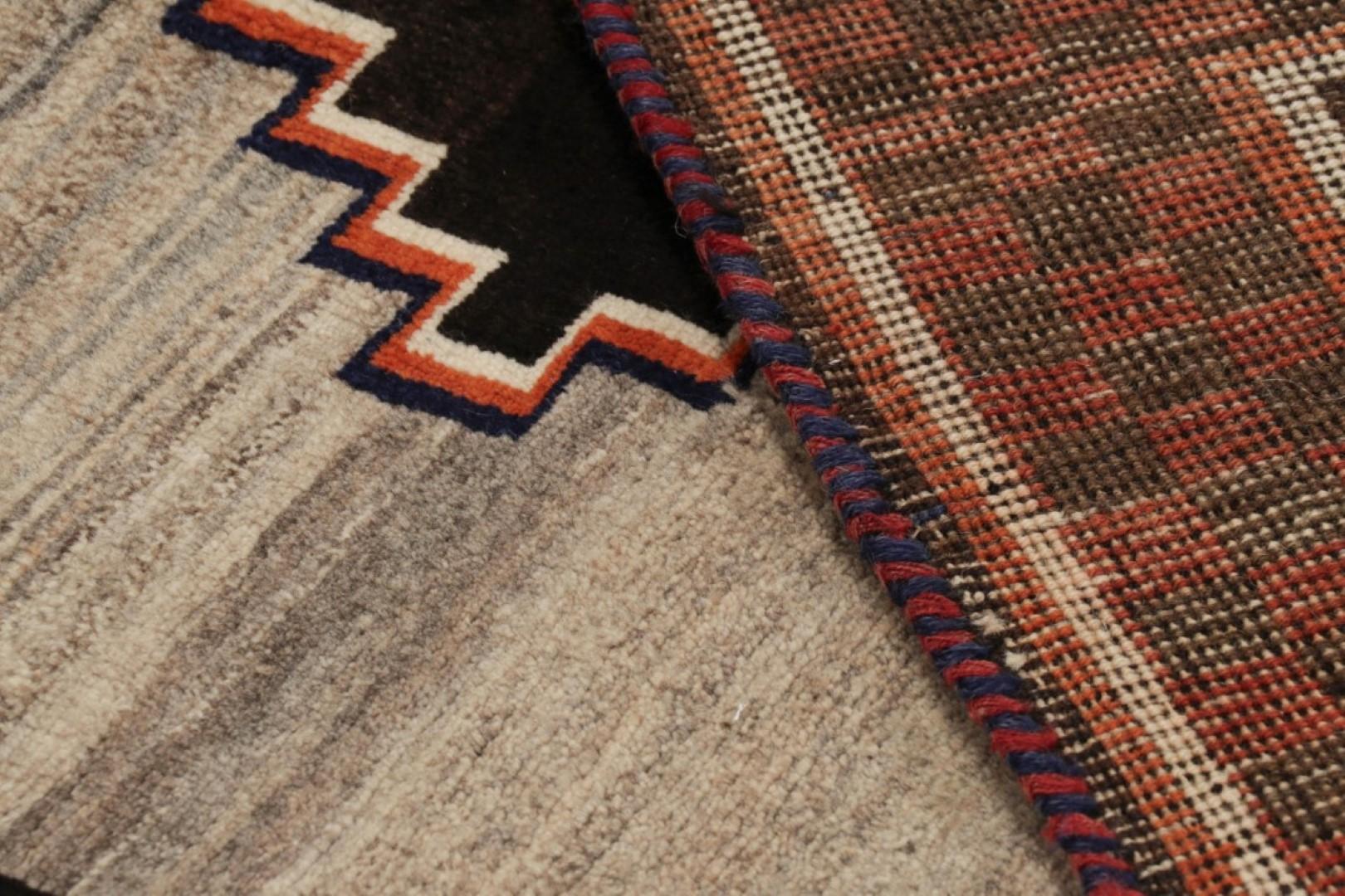 Alfombra Persa Gabbeh Vintage, Roja y Negra con Medallones de Diamantes - Rug & Kilim en venta 1