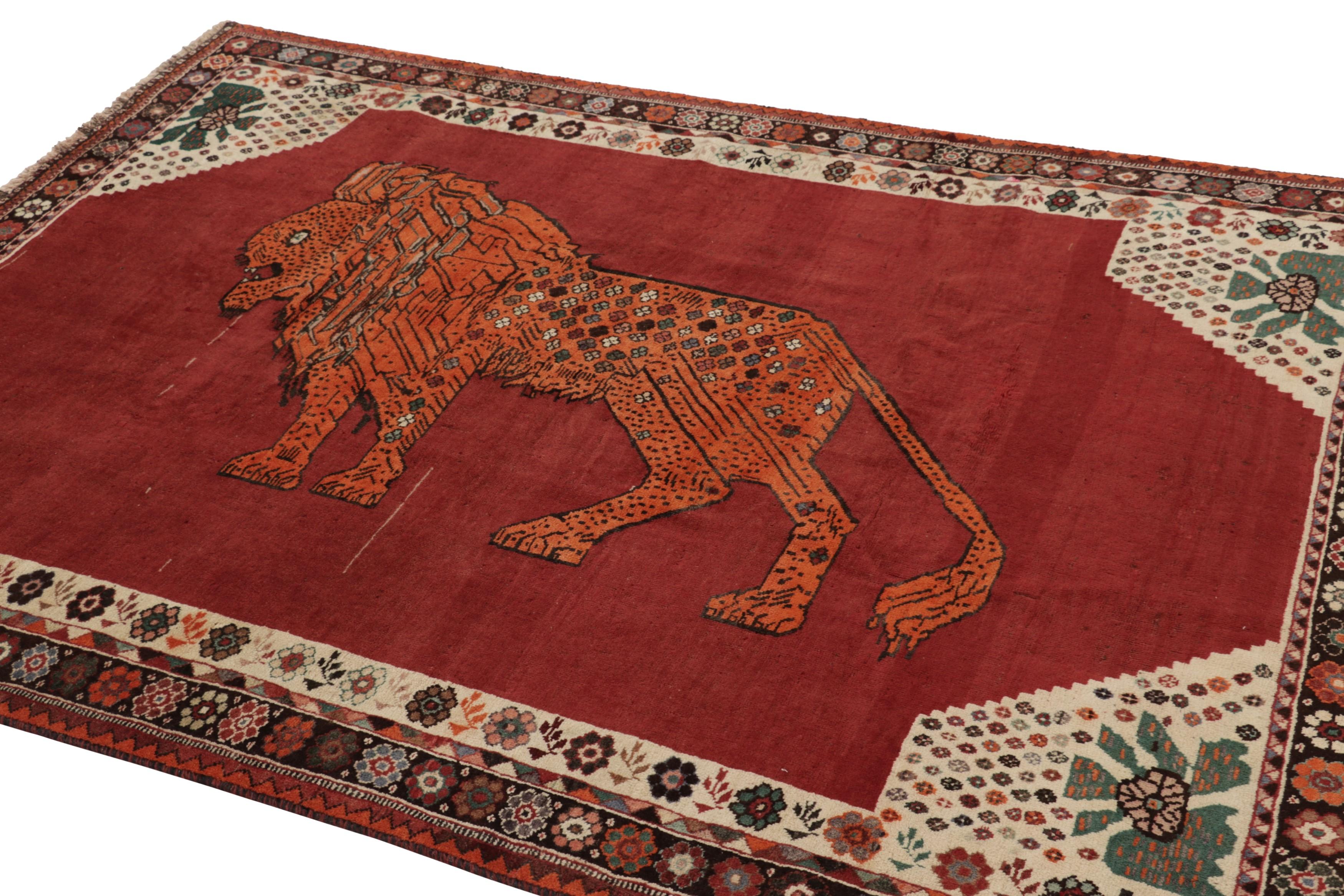 Tappeto persiano Gabbeh d'epoca, rosso con leone dipinto in ruggine - Rug & Kilim In condizioni ottime in vendita a Long Island City, NY