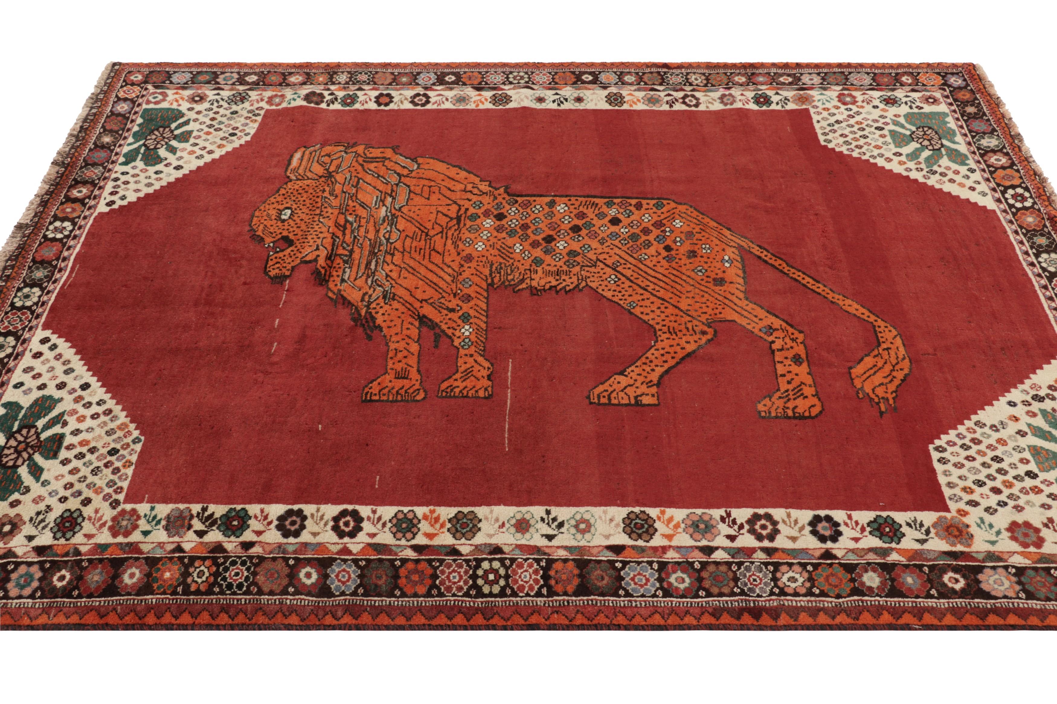Metà XX secolo Tappeto persiano Gabbeh d'epoca, rosso con leone dipinto in ruggine - Rug & Kilim in vendita