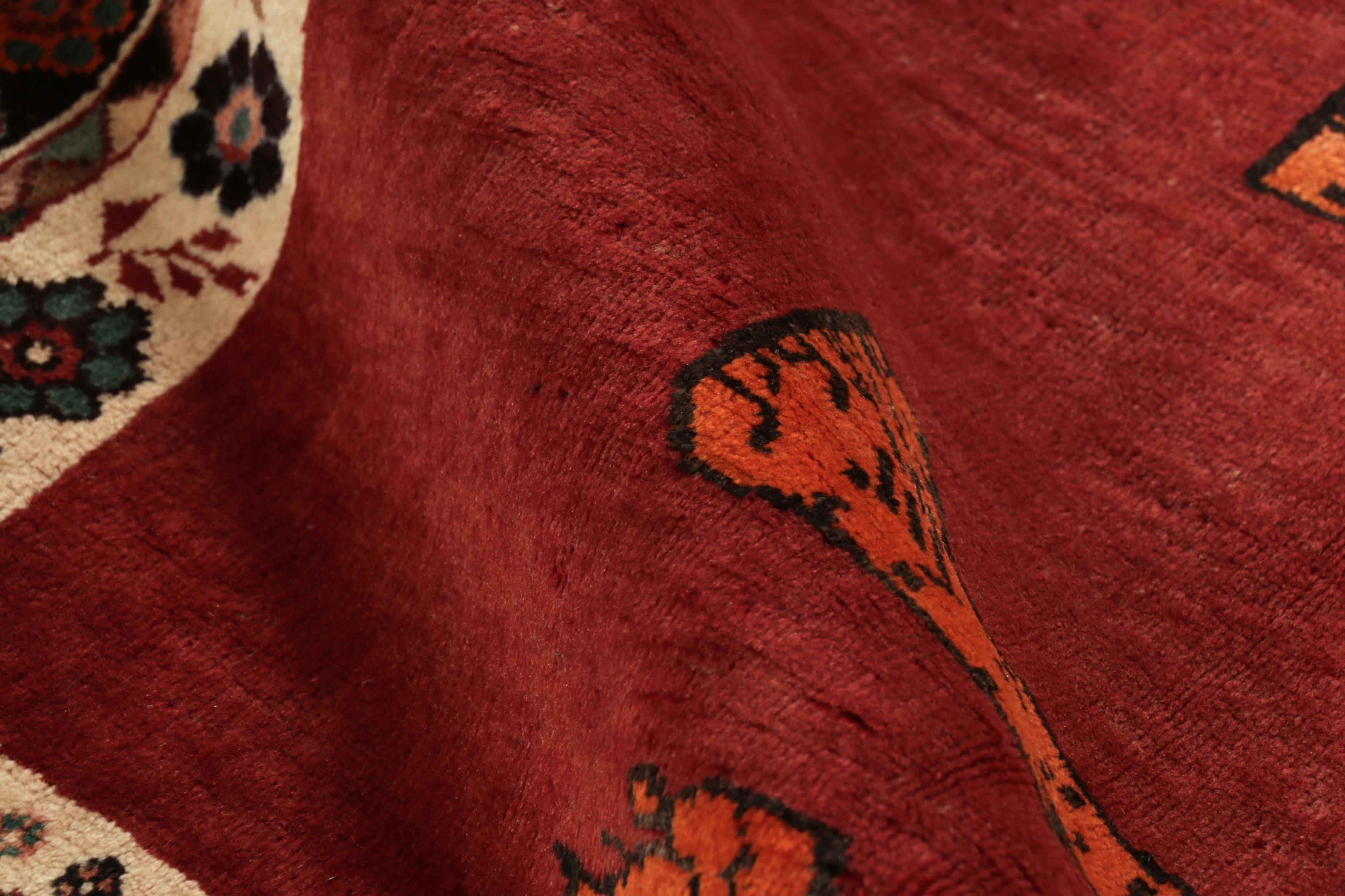Tappeto persiano Gabbeh d'epoca, rosso con leone dipinto in ruggine - Rug & Kilim in vendita 2