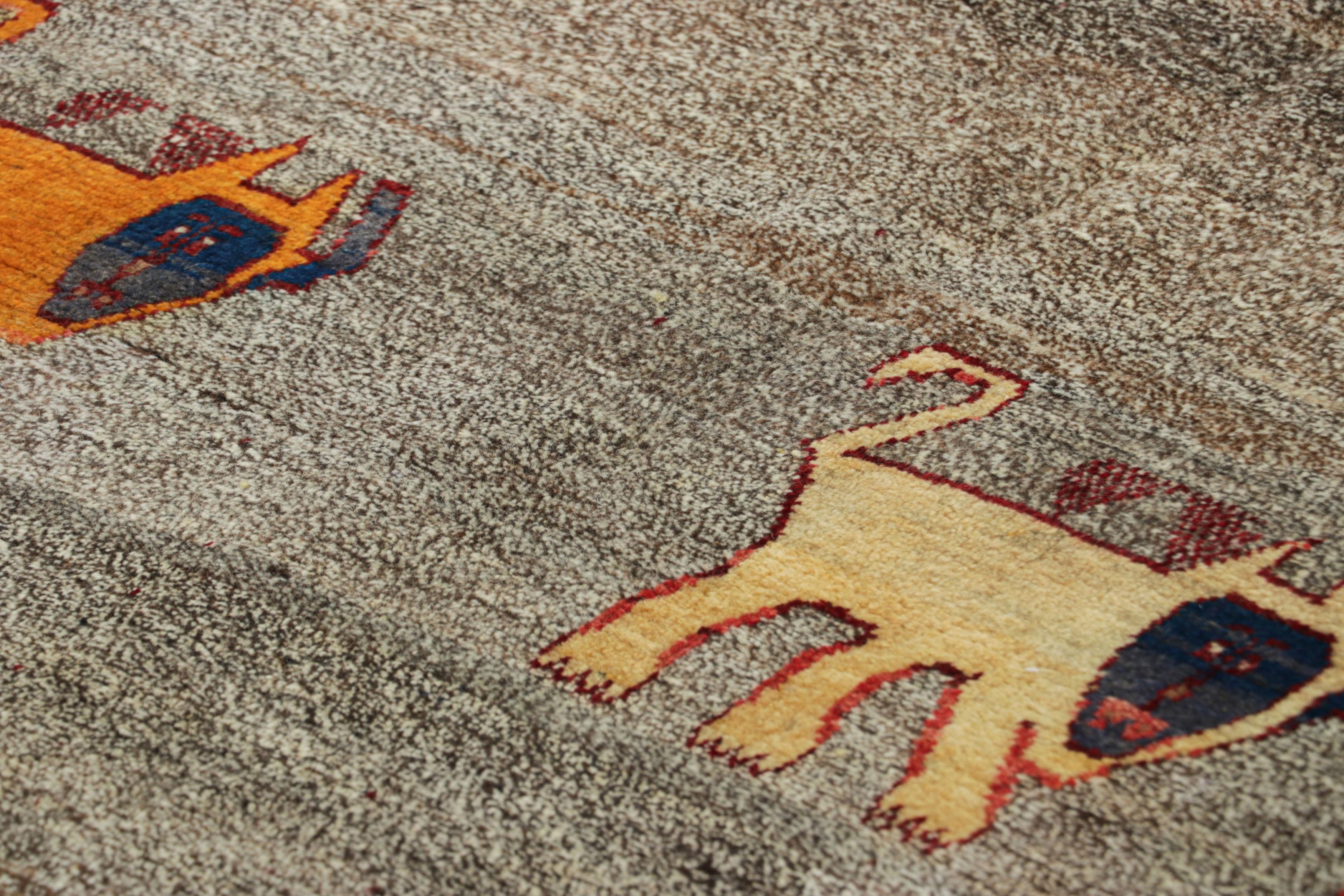 Esta alfombra persa Gabbeh vintage de 3x5 es la última incorporación a la colección de piezas tribales raras de Rug & Kilim. Anudado a mano en lana hacia 1950-1960.

Sobre el diseño: 

Esta alfombra Gabbeh vintage es un brillante espécimen de arte