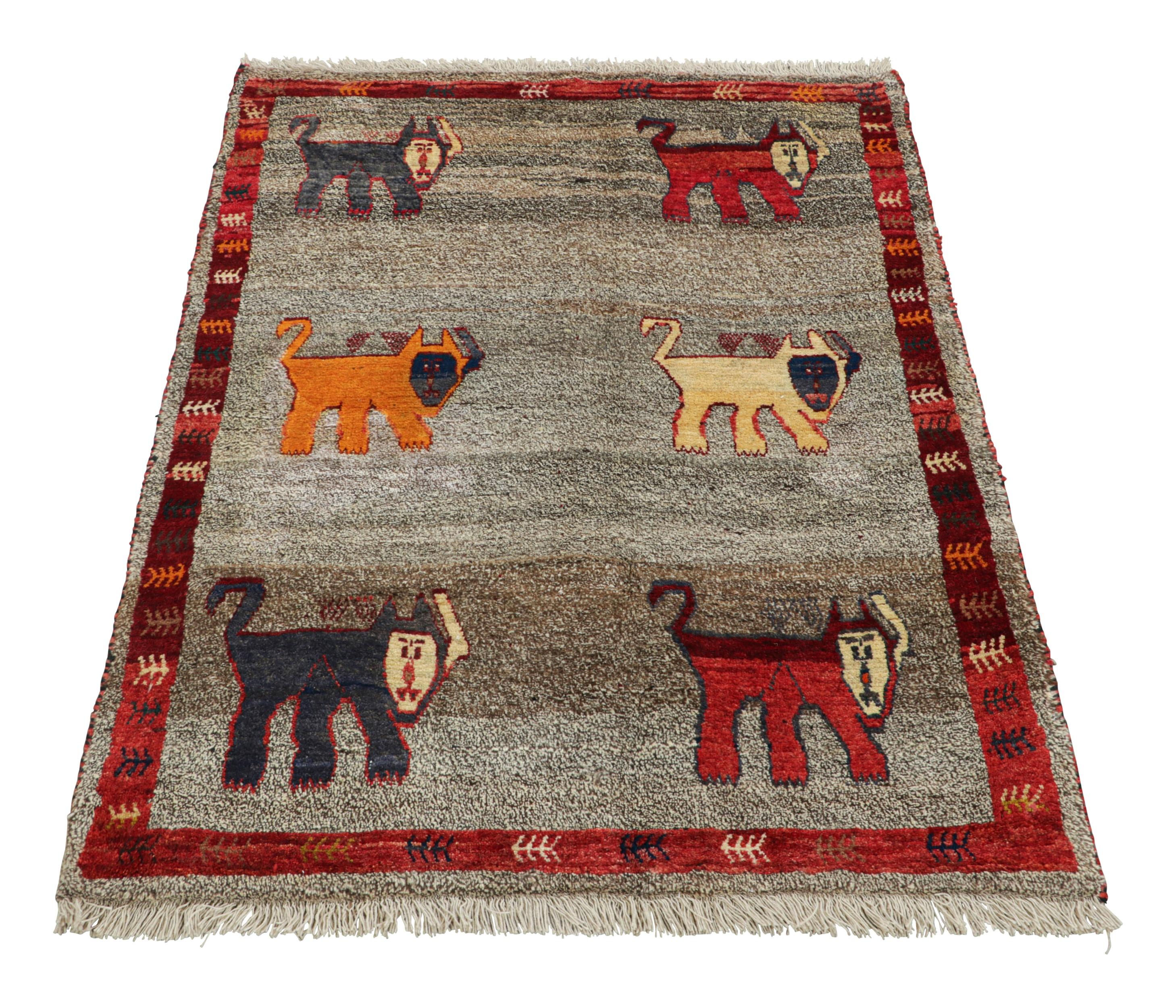 Alfombra Persa Gabbeh Vintage, Topo y Gris con Dibujos de Animales - Rug & Kilim en Bueno estado para la venta en Long Island City, NY