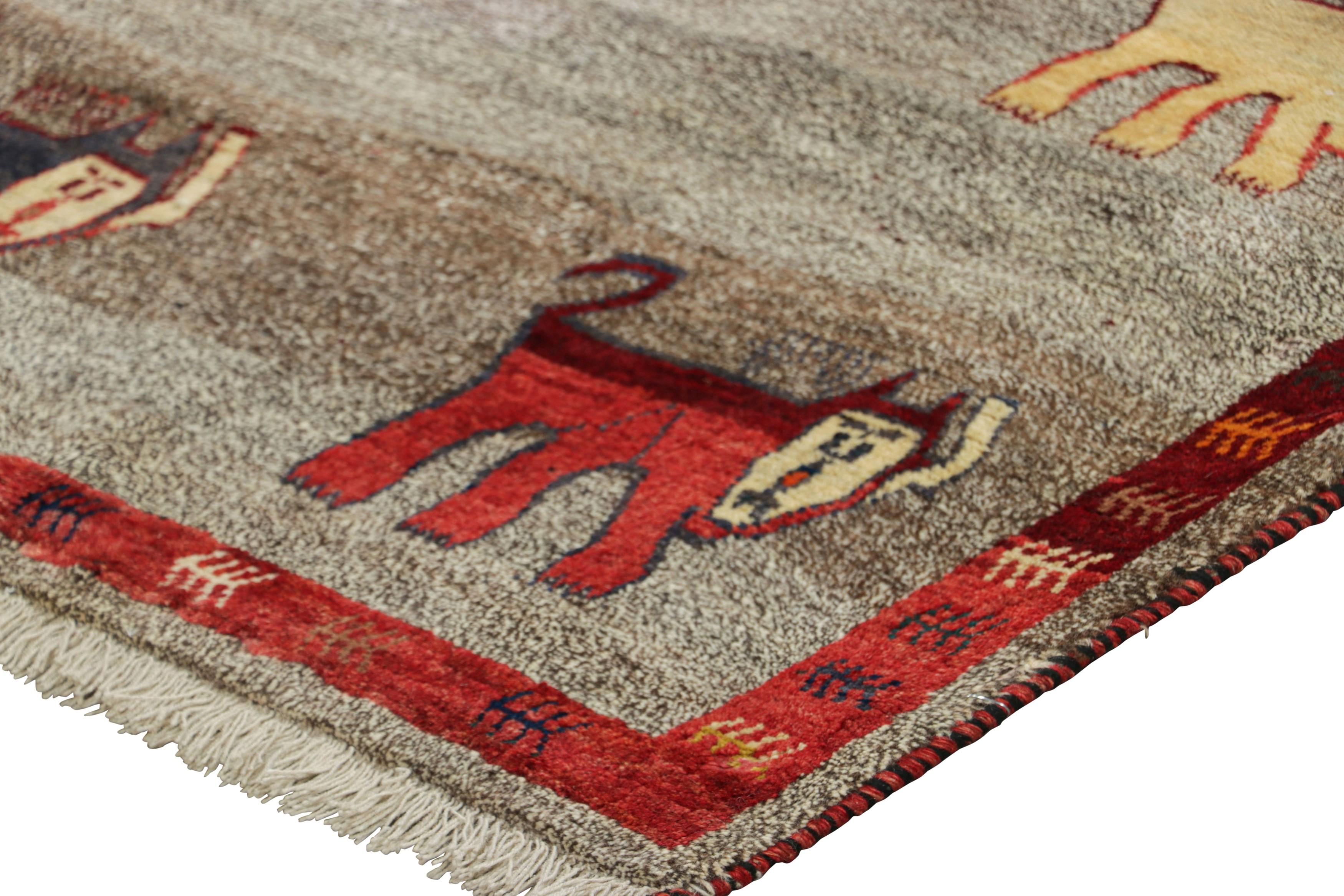 Alfombra Persa Gabbeh Vintage, Topo y Gris con Dibujos de Animales - Rug & Kilim mediados del siglo XX en venta