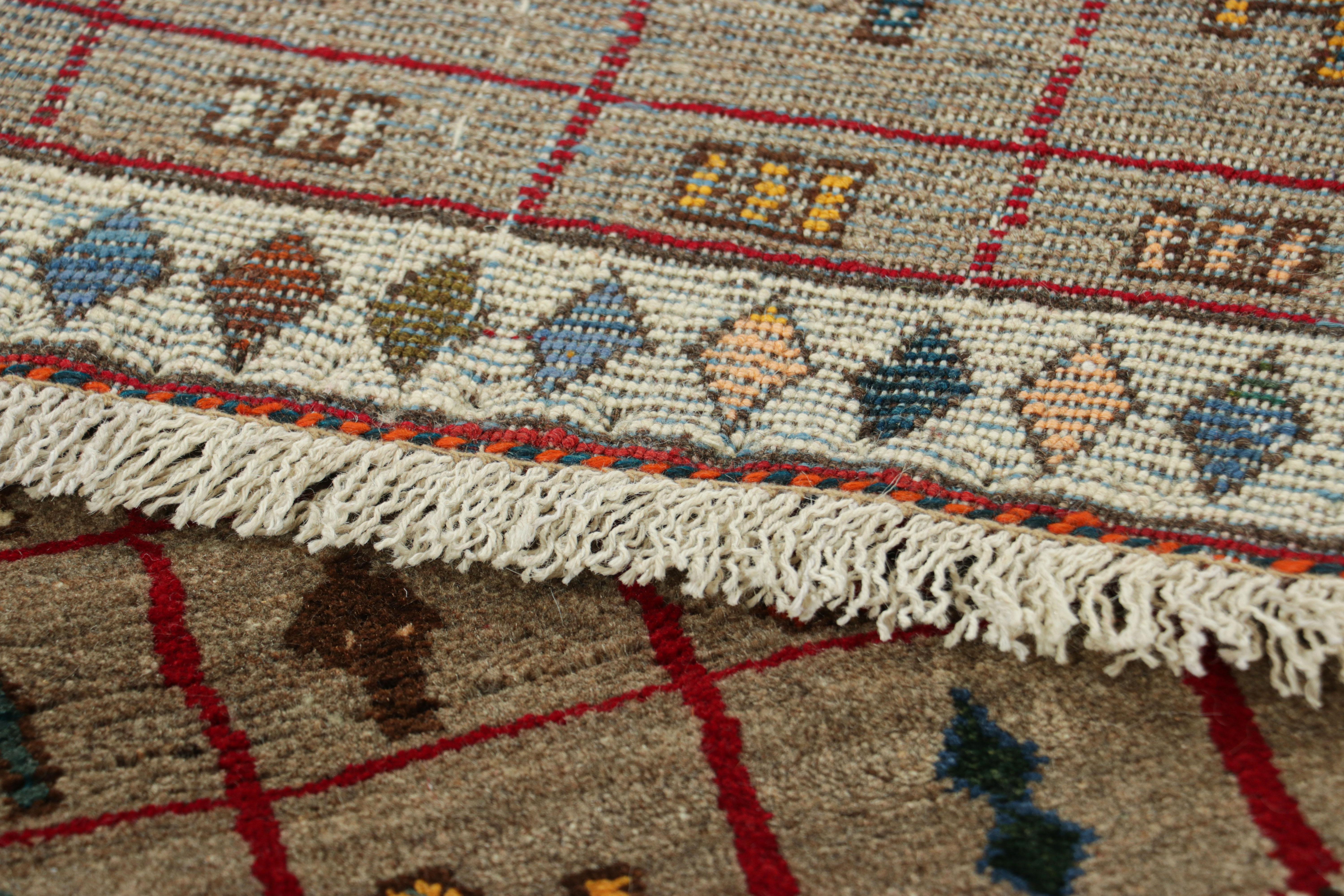 Dieser alte persische Gabbeh-Teppich (3x5) ist der neueste Zugang zu Rug & Kilims Auswahl an seltenen Stammesstücken. Handgeknüpft aus Wolle, ca. 1950-1960.

Über das Design: 


Dieser Gabbeh-Teppich im Vintage-Stil zelebriert ein skurriles