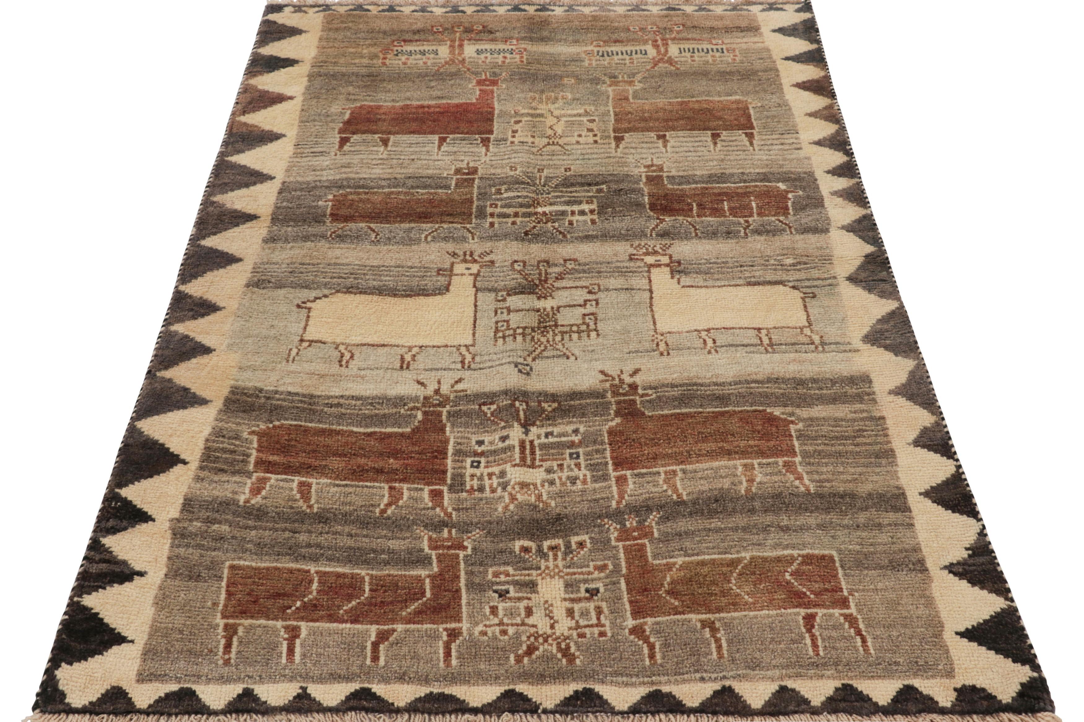 Alfombra Persa Gabbeh Vintage con Dibujos de Animales Beige-Marrón - Rug & Kilim en Bueno estado para la venta en Long Island City, NY