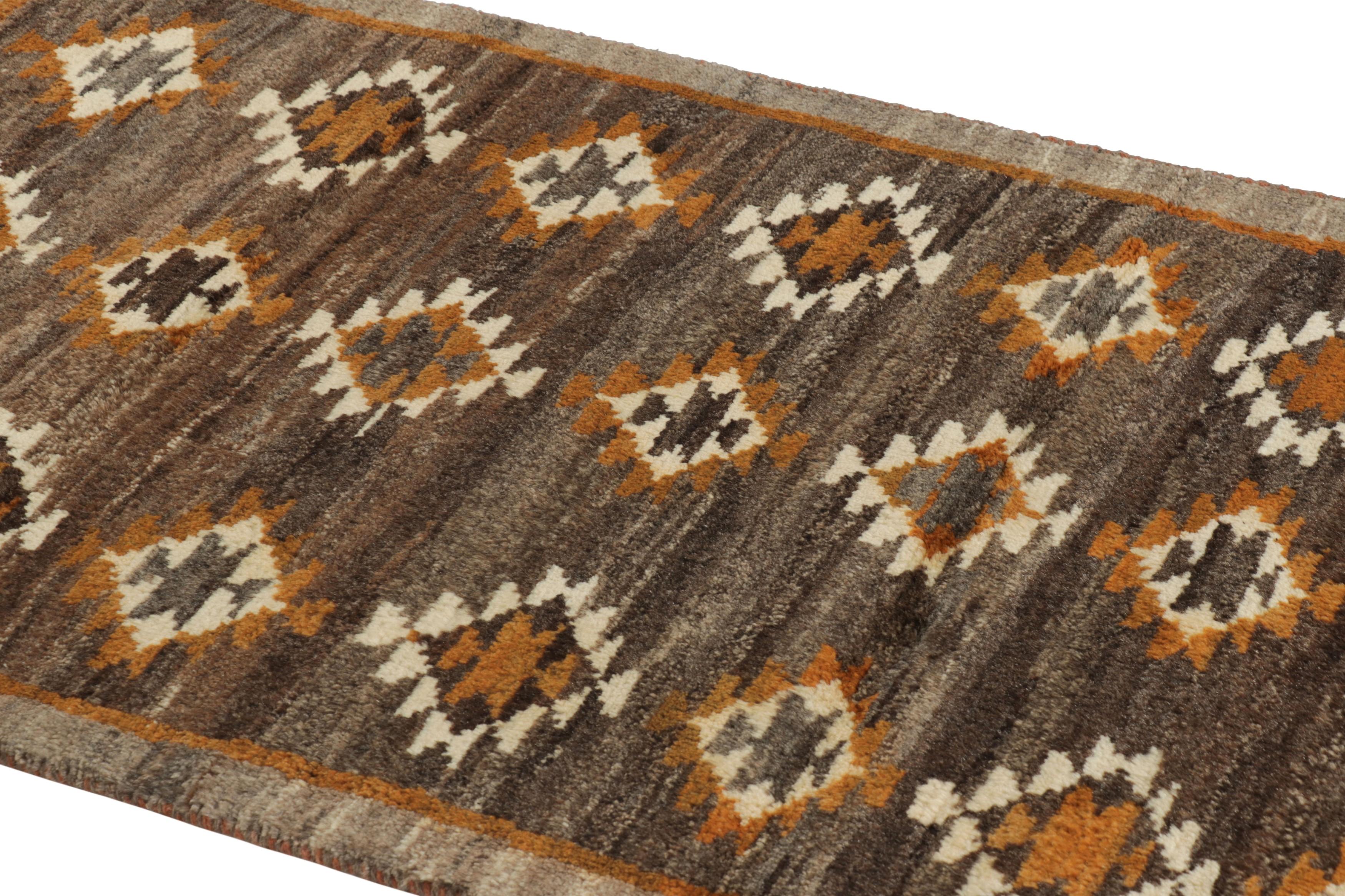 Esta alfombra persa Gabbeh vintage de 3x5 es la última gran incorporación a la colección de piezas tribales raras de Rug & Kilim. Anudado a mano en lana hacia 1950-1960.

Sobre el diseño: 

Esta alfombra Gabbeh vintage cautiva la mirada con su audaz
