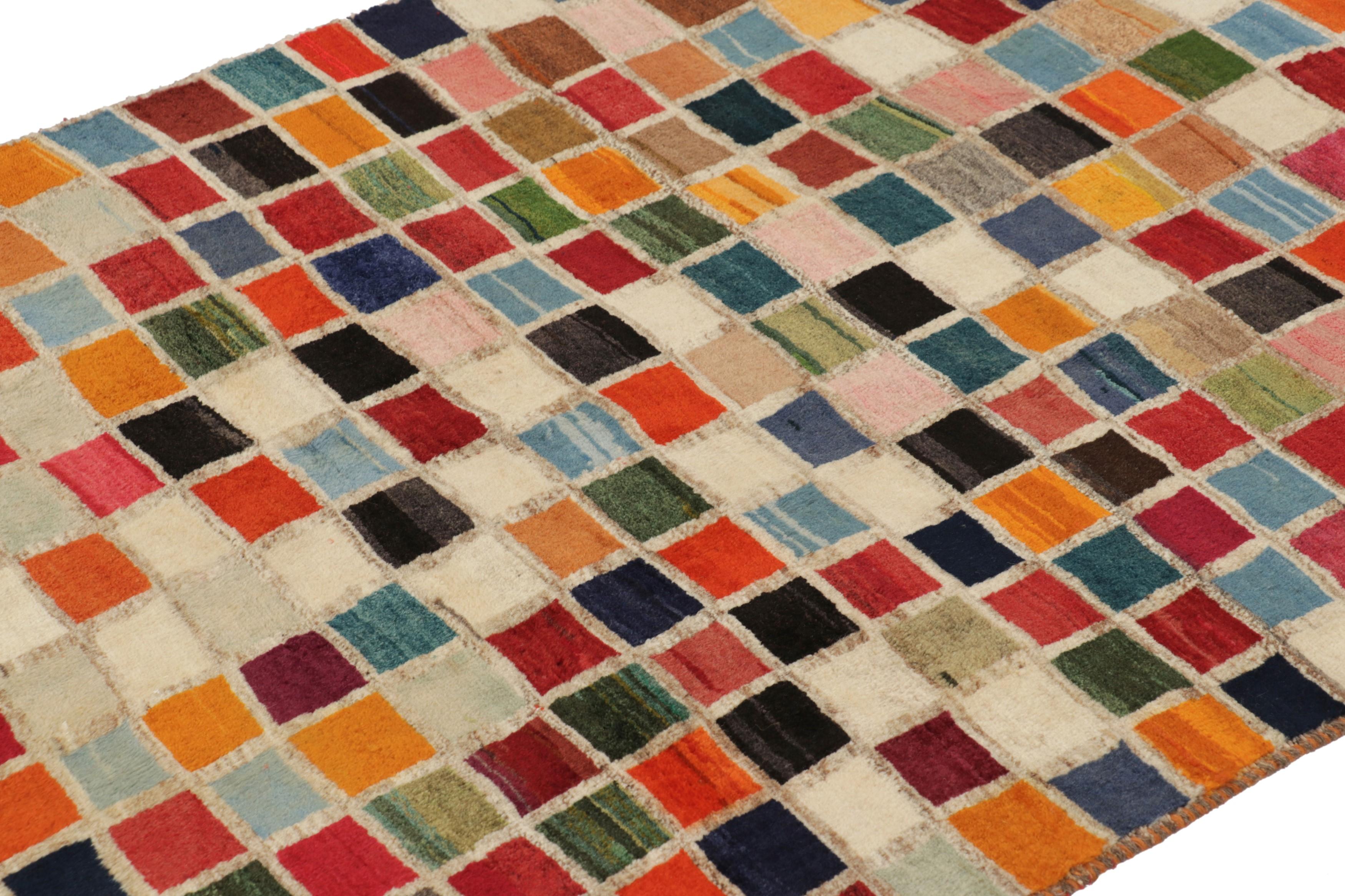 Dieser alte persische Gabbeh-Teppich im Format 4x6 ist der neueste Zugang zu Rug & Kilims Sammlung seltener Stammesstücke. Handgeknüpft aus Wolle, ca. 1950-1960.

Über das Design: 

Dieser Gabbeh-Teppich im Vintage-Stil zeigt ein strukturiertes