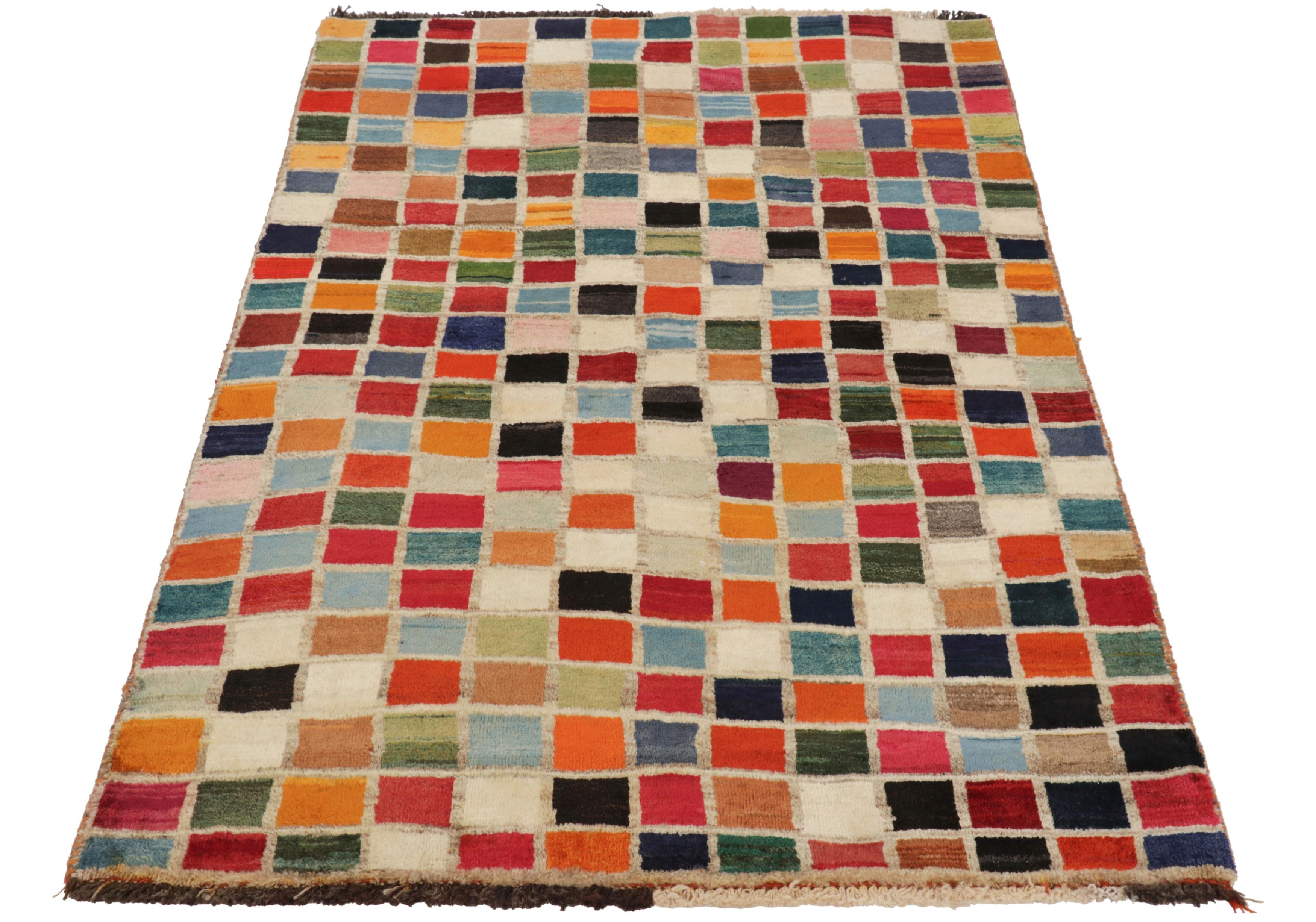 Vintage Gabbeh Perserteppich mit buntem geometrischem Muster - Rug & Kilim (Persisch) im Angebot