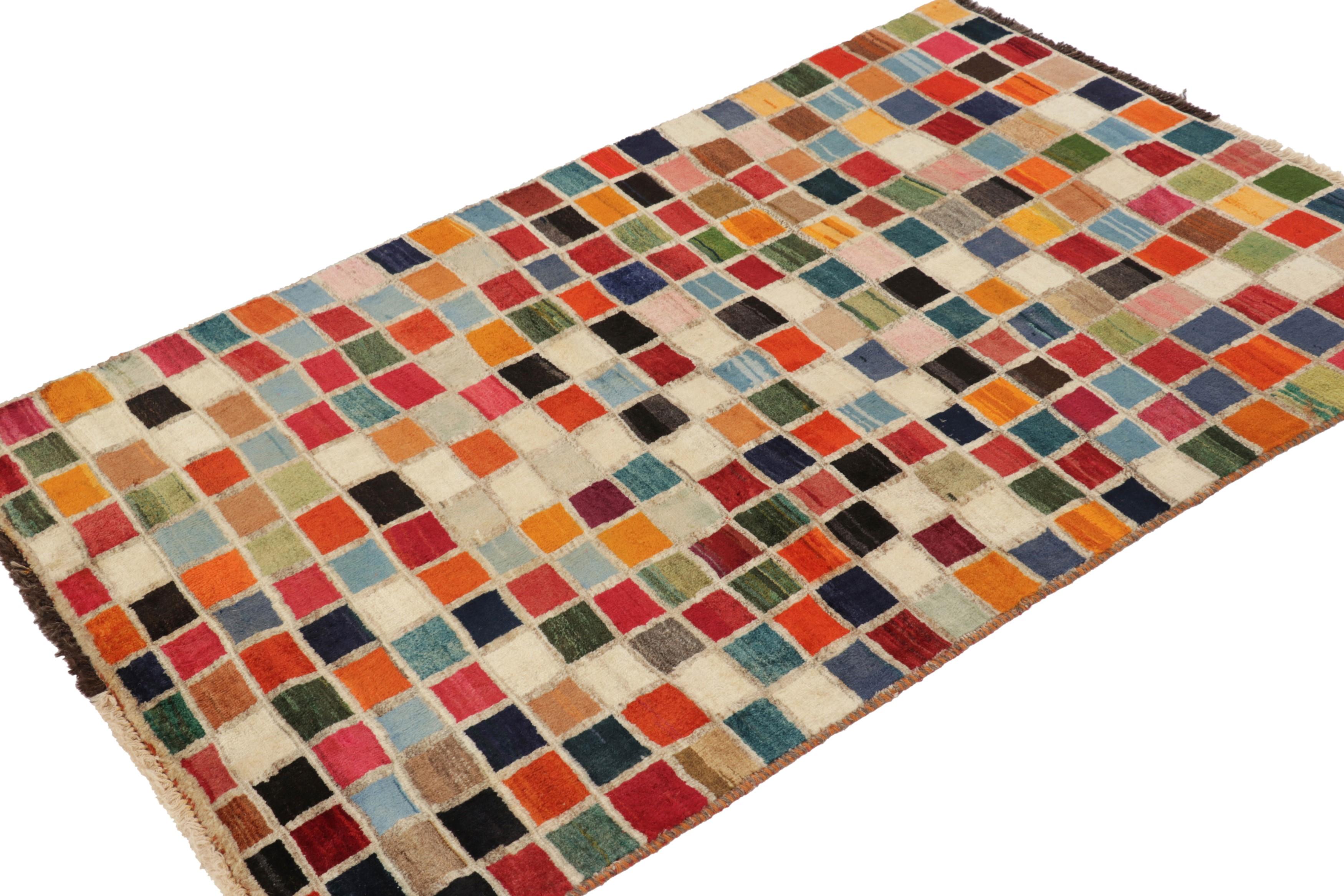 Vintage Gabbeh Perserteppich mit buntem geometrischem Muster - Rug & Kilim (Handgeknüpft) im Angebot