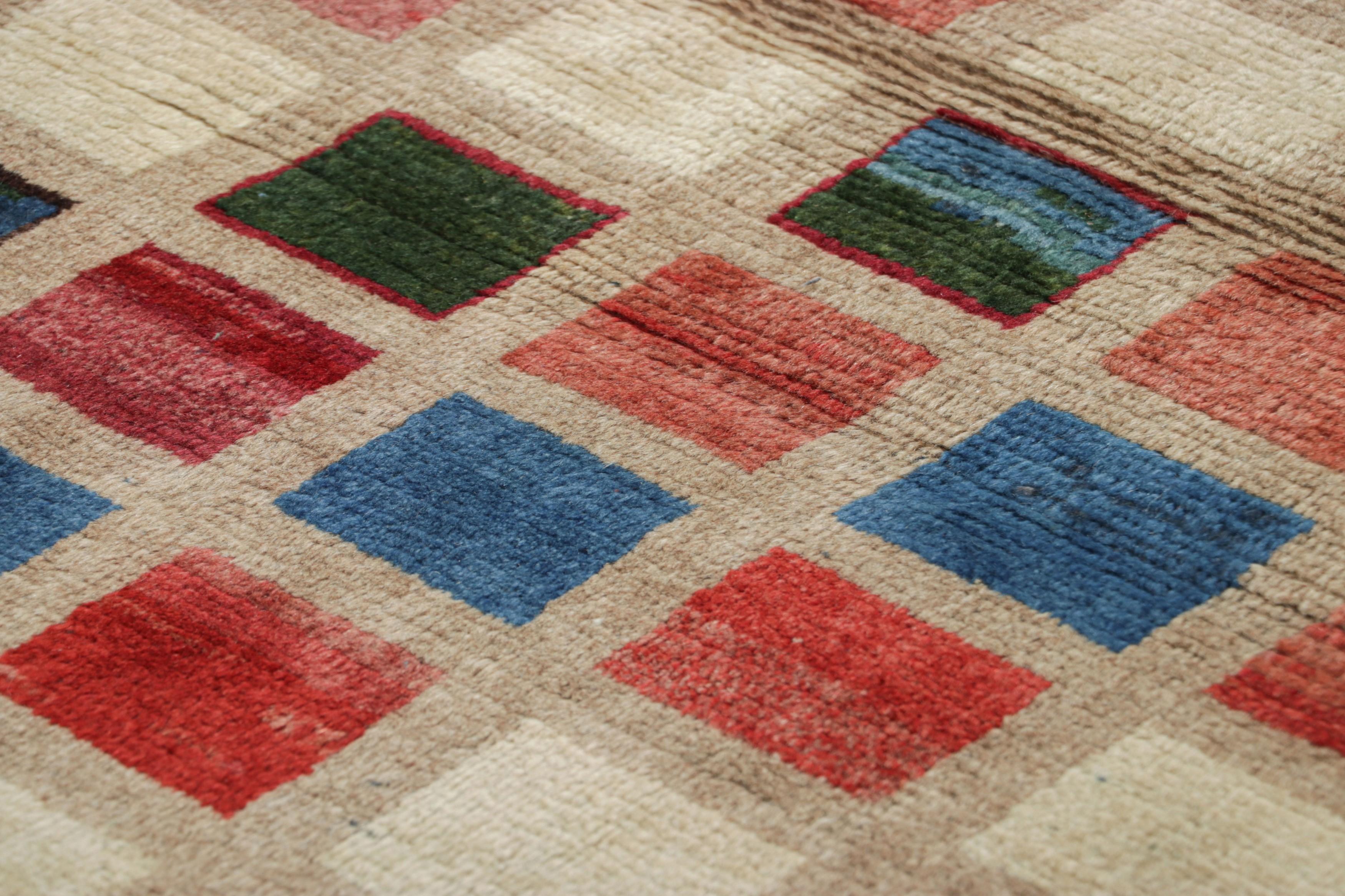 Dieser alte persische Gabbeh-Teppich (3x5) ist der neueste Zugang zu Rug & Kilims Auswahl an seltenen Stammesstücken. Handgeknüpft aus Wolle, ca. 1950-1960.

Über das Design: 

Dieser Gabbeh-Teppich im Vintage-Stil zeigt ein sorgfältig