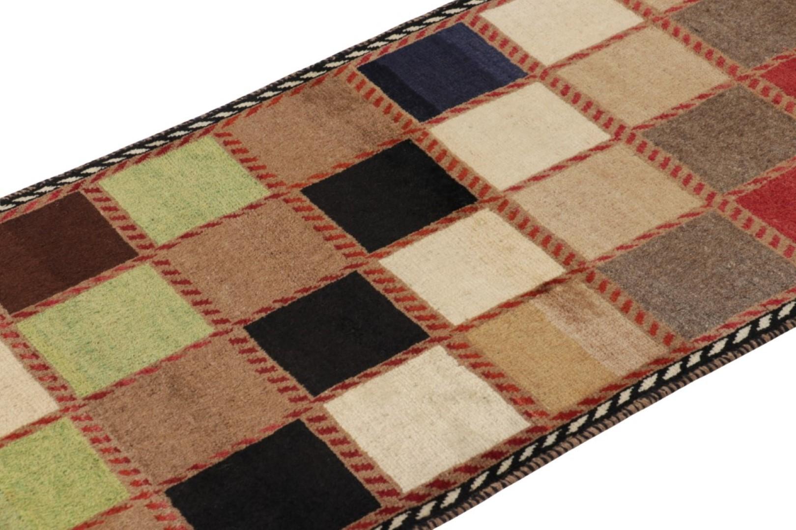 Dieser alte persische Gabbeh-Teppich (2x4) ist der neueste Zugang zu Rug & Kilims Sammlung seltener Stammesstücke. Handgeknüpft aus Wolle, ca. 1950-1960.

Über das Design: 

Dieser Gabbeh-Teppich im Vintage-Stil zeigt ein sorgfältig strukturiertes