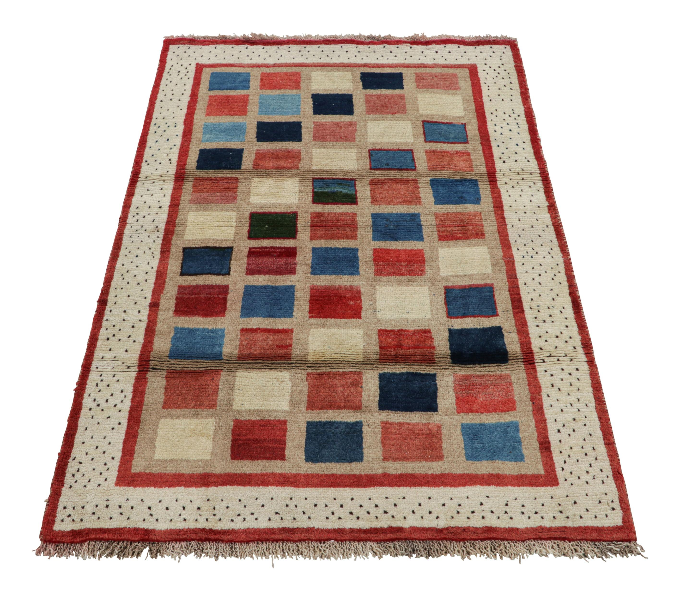 Vintage Gabbeh Perserteppich mit bunten geometrischen Mustern - Rug & Kilim (Handgeknüpft) im Angebot