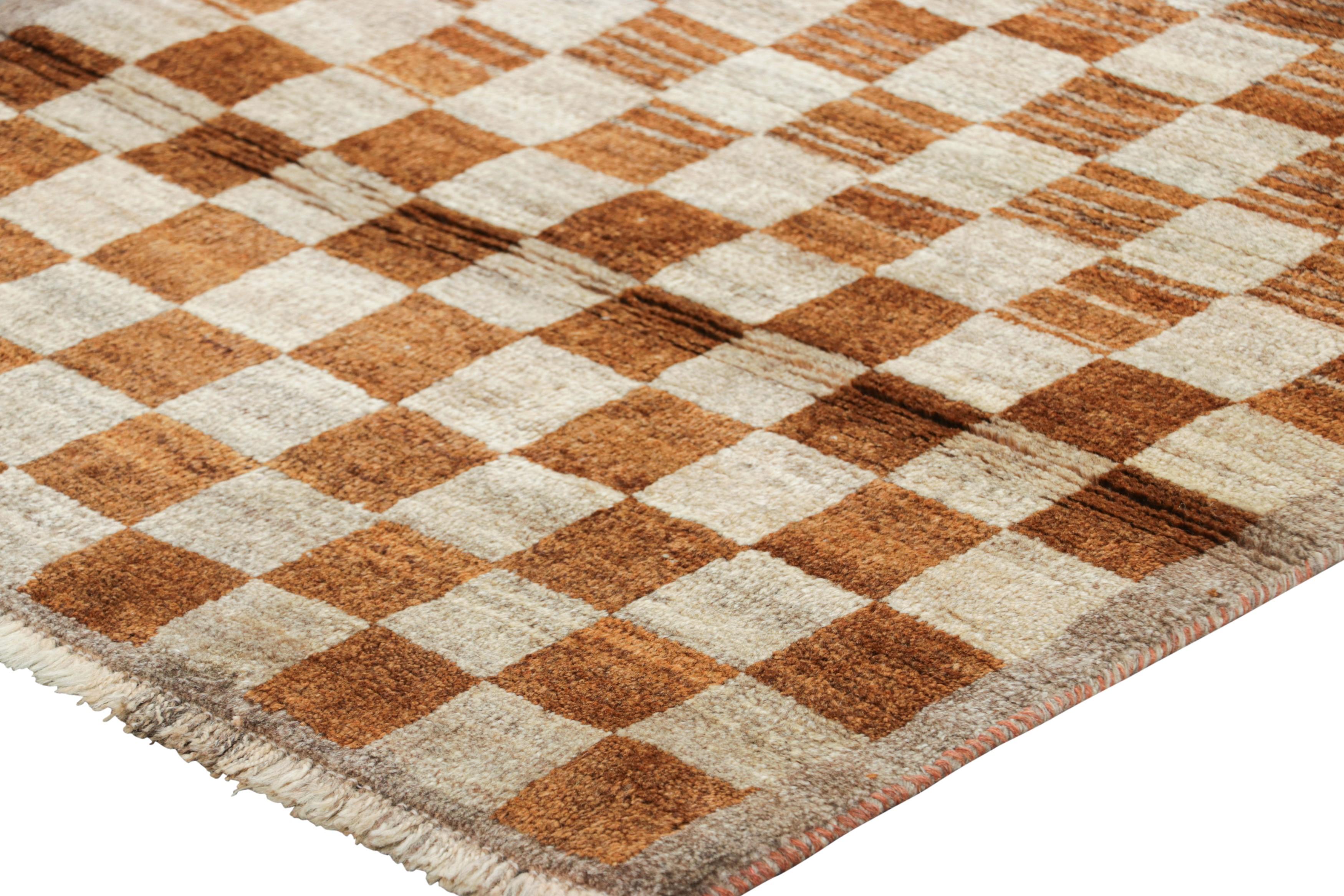 Alfombra Persa Gabbeh Vintage con Motivos Geométricos Crema y Marrón - Rug & Kilim mediados del siglo XX en venta