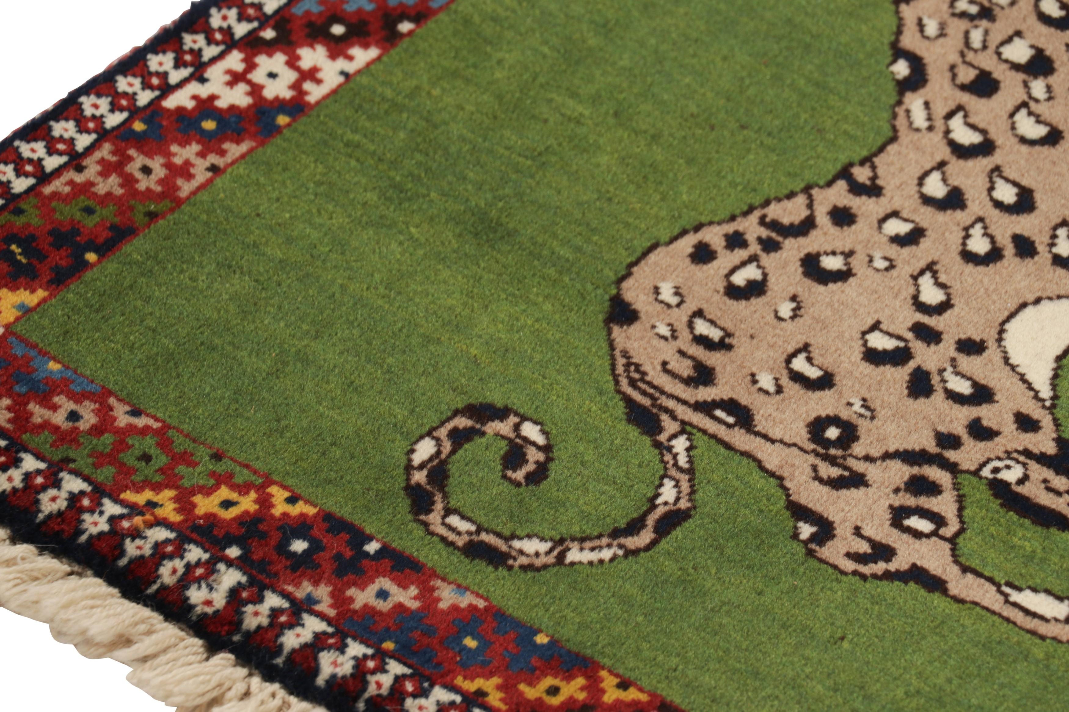 Dieser persische Gabbeh-Läufer im Vintage-Stil (2x4) ist der jüngste Neuzugang in der Kollektion von Rug & Kilim mit ikonischen Stammesmotiven. Handgeknüpft aus Wolle, ca. 1950-1960.

Über das Design: 

Dieser Gabbeh-Läufer im Vintage-Stil ist ein