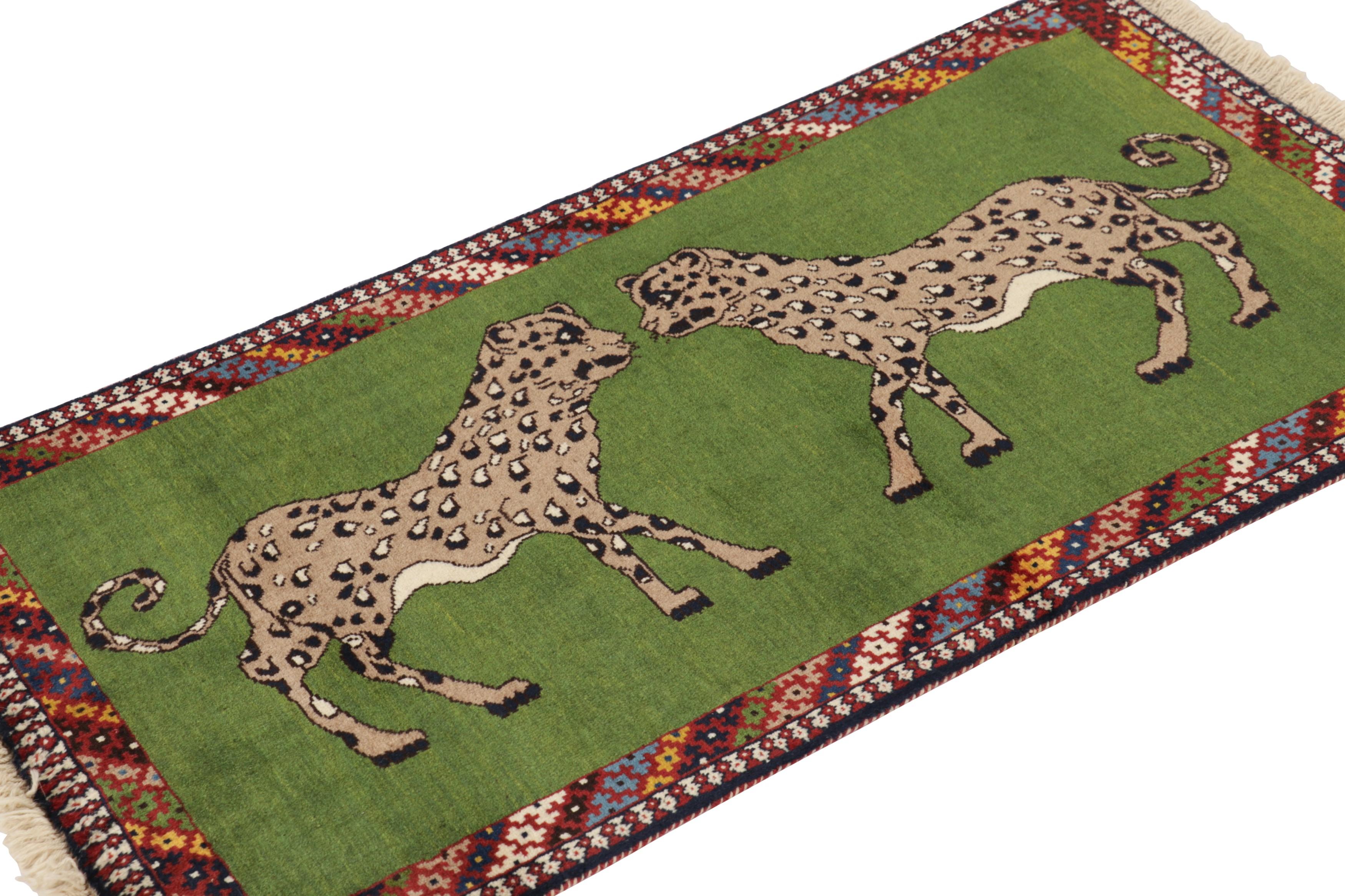 Vintage Gabbeh Persischer Läufer, Grün mit zwei Löwenbildern - Rug & Kilim (Handgeknüpft) im Angebot