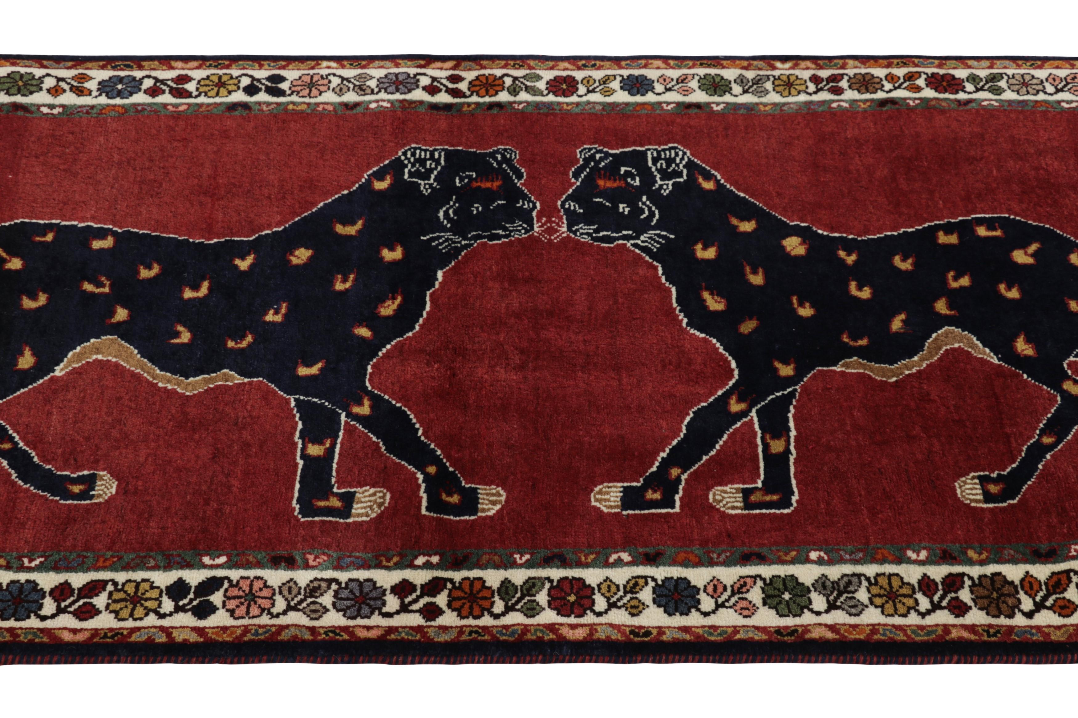 Dieser persische Gabbeh-Läufer im Vintage-Stil (3x6) ist der jüngste Neuzugang in der Kollektion von Rug & Kilim mit ikonischen Stammesmotiven. Handgeknüpft aus Wolle, ca. 1950-1960.

Über das Design: 

Dieser Gabbeh-Läufer im Vintage-Stil ist ein