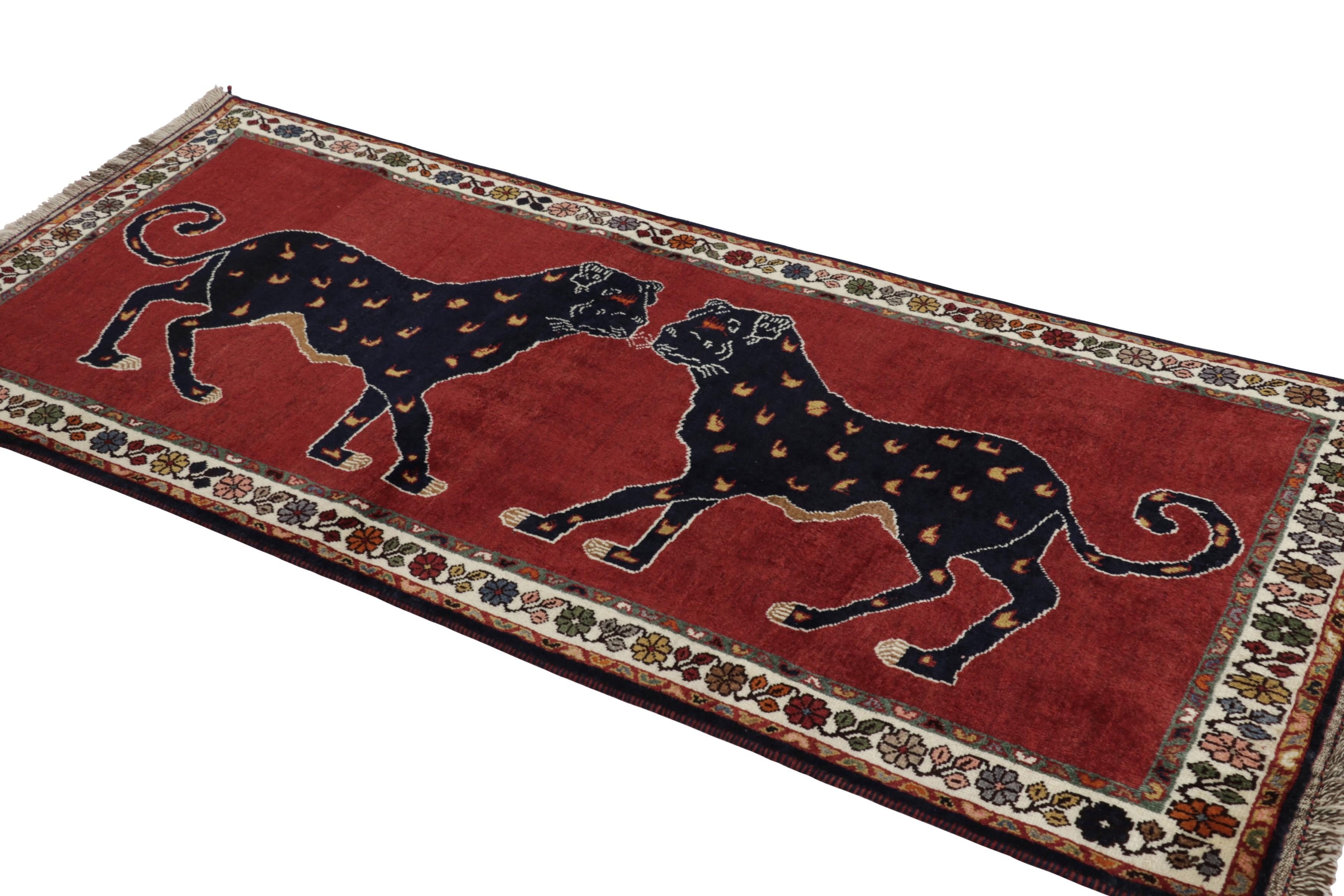 Vintage Gabbeh Persischer Läufer, Rot mit Zwillingslöwenbildern - Rug & Kilim (Handgeknüpft) im Angebot
