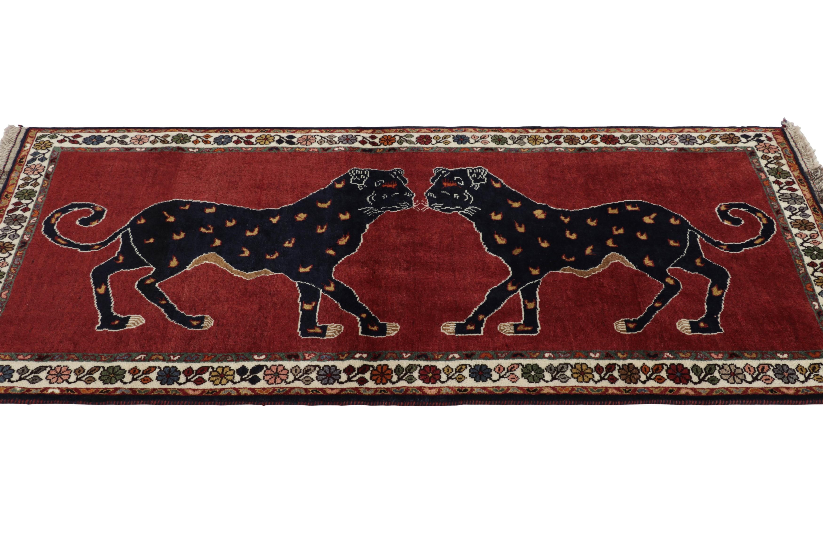Vintage Gabbeh Persischer Läufer, Rot mit Zwillingslöwenbildern - Rug & Kilim im Zustand „Hervorragend“ im Angebot in Long Island City, NY
