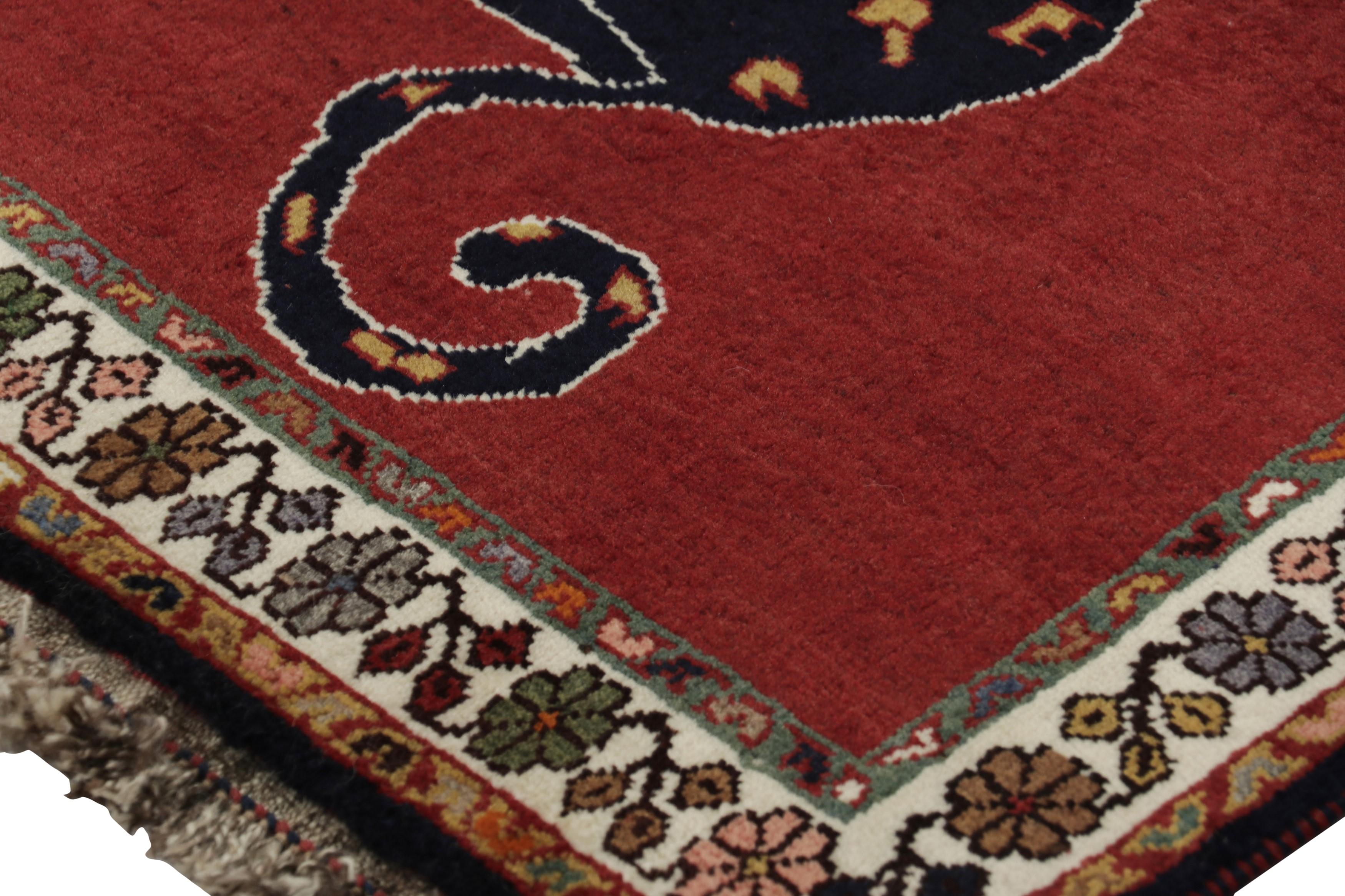 Vintage Gabbeh Persischer Läufer, Rot mit Zwillingslöwenbildern - Rug & Kilim (Mitte des 20. Jahrhunderts) im Angebot