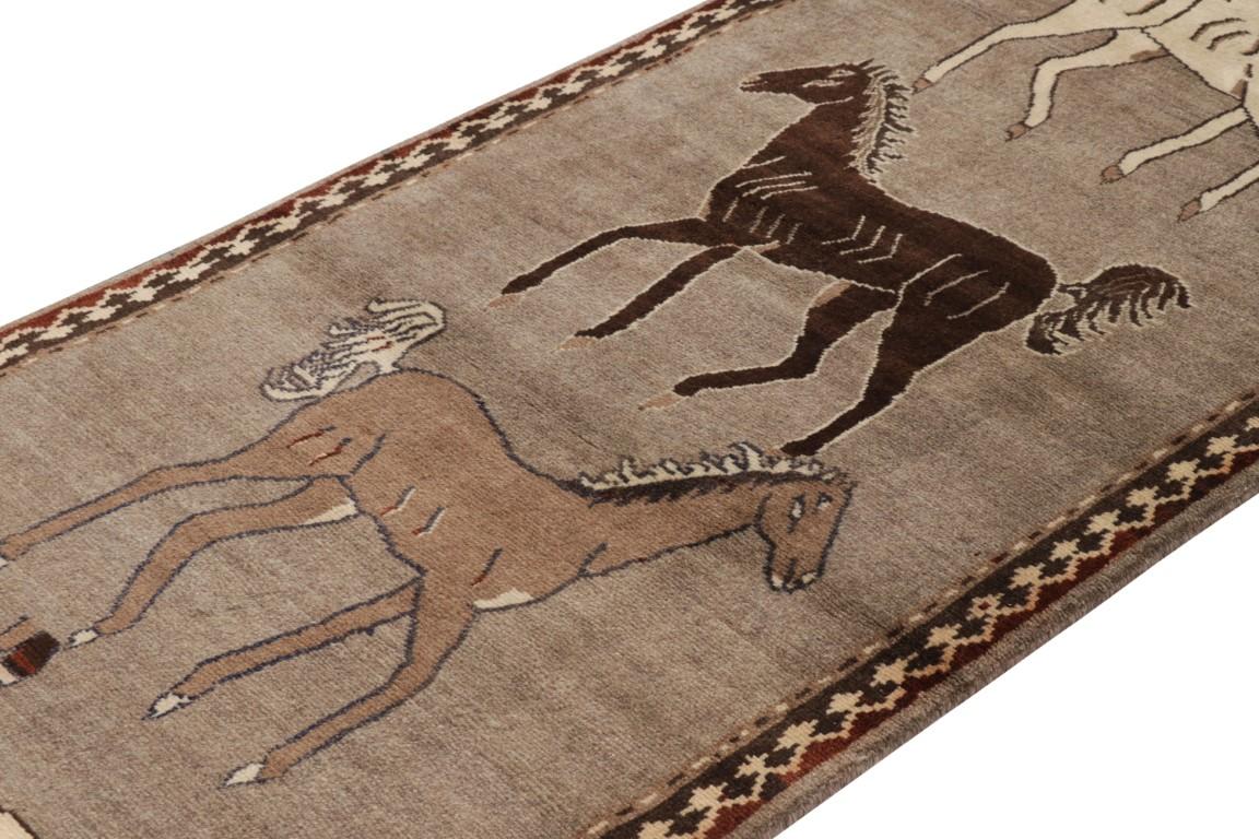 Esta alfombra persa Gabbeh vintage de 3x9 es la última incorporación a la colección de piezas tribales raras de Rug & Kilim. Anudado a mano en lana hacia 1950-1960.

Sobre el diseño:

Esta alfombra Gabbeh de época presenta una elegante procesión