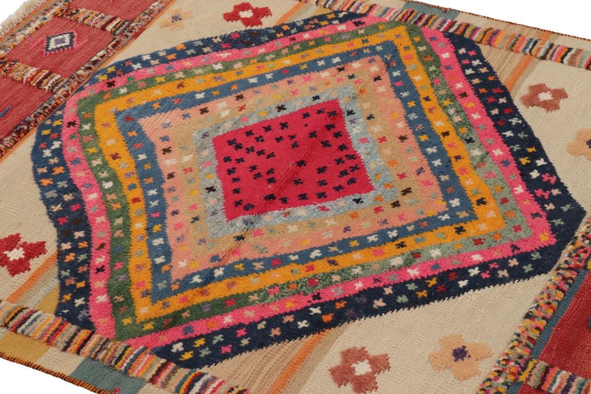 Esta alfombra persa vintage de 4x5 de la artesanía Gabbeh es un hallazgo verdaderamente especial por su procedencia -una de las pocas que disfrutan de una sabrosa combinación de textura de pelo alto y bajo con su geometría, así como un ejemplo del